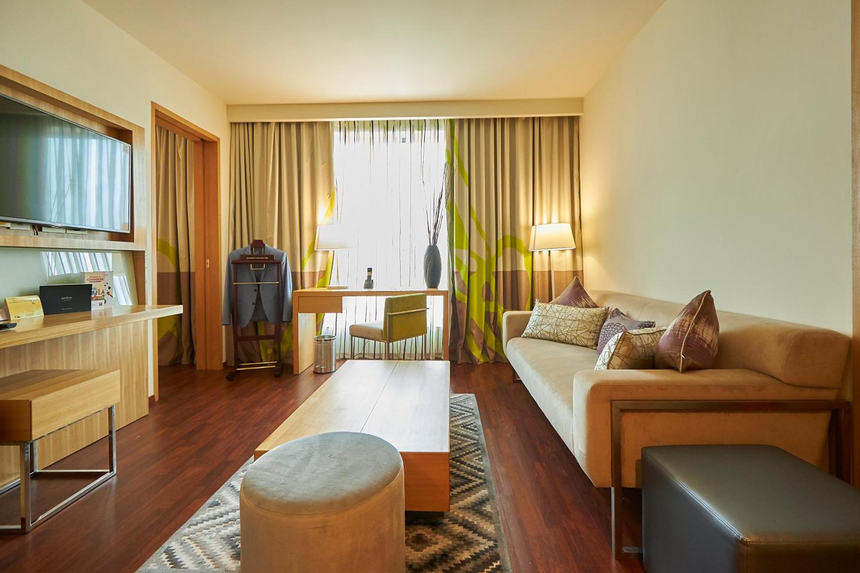 Executive Suite King bed with Cocktail Hours