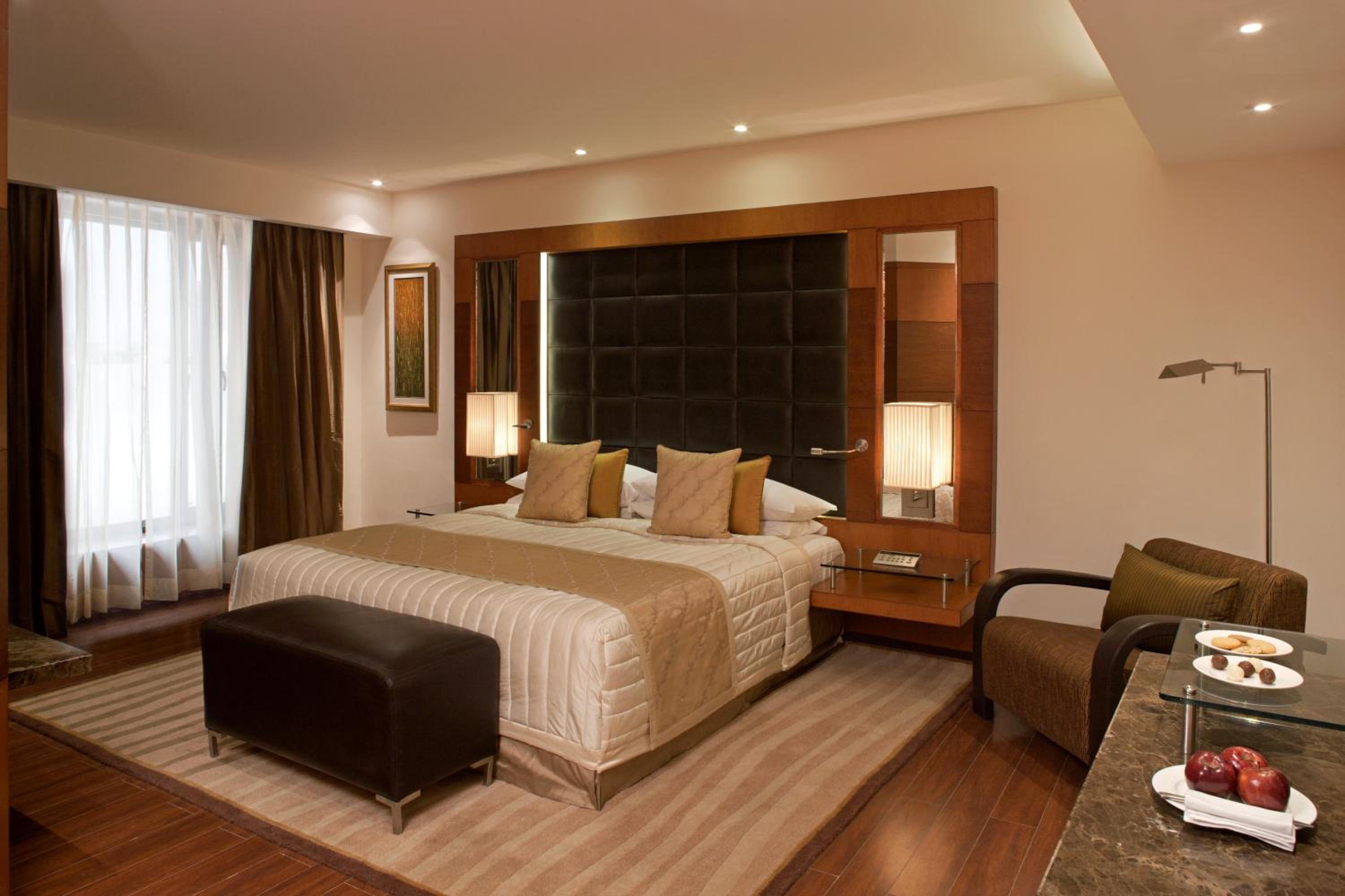 Deluxe Suite with Happy Hours 01:00 PM to 06:00 PM 1+1, Airport Transfers, 20% Discount on Food & Beverage and Free Pick up and drop to Worldmark Aerocity (subject to car availability)