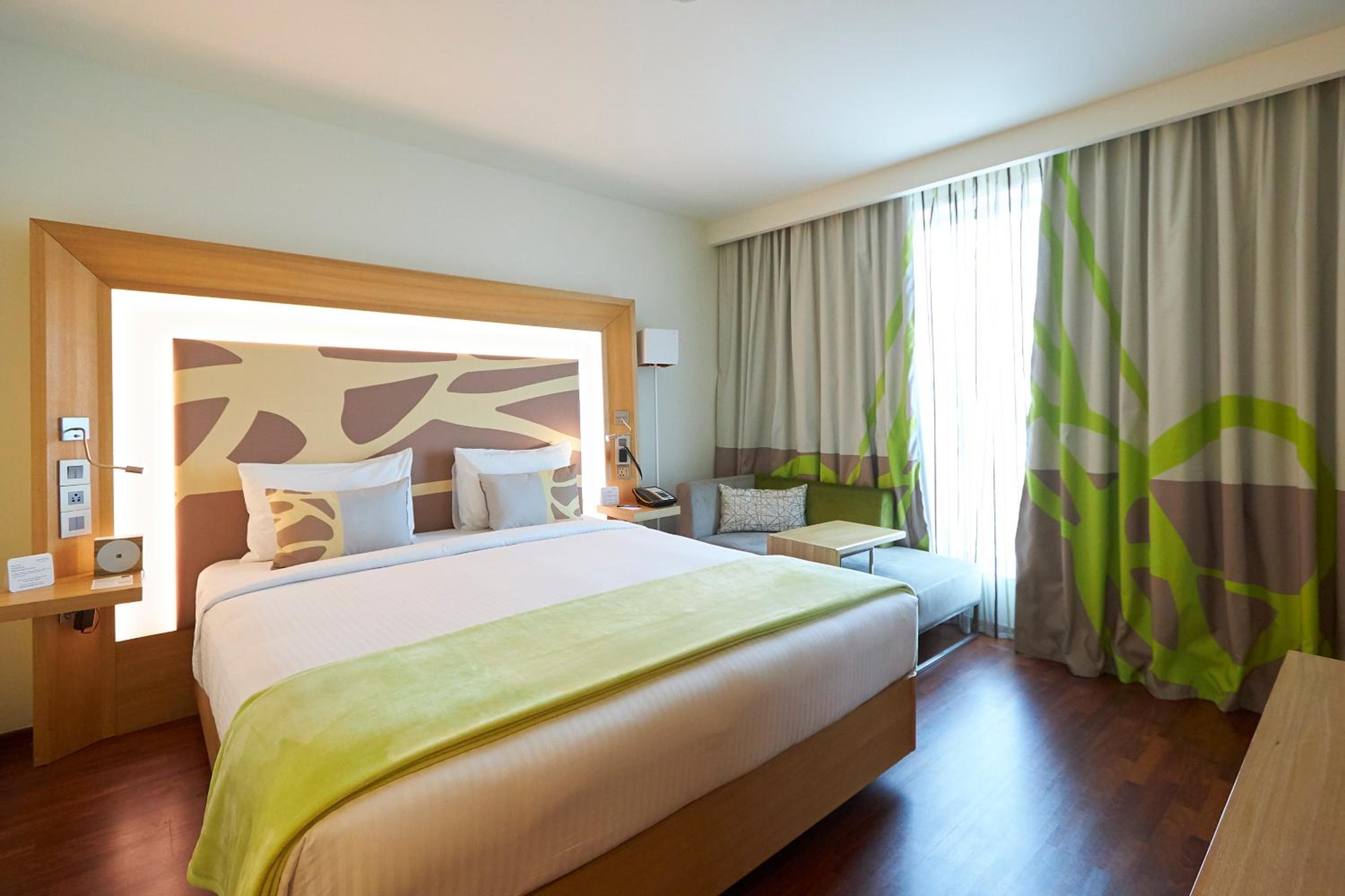 Executive Suite King bed with Cocktail Hours