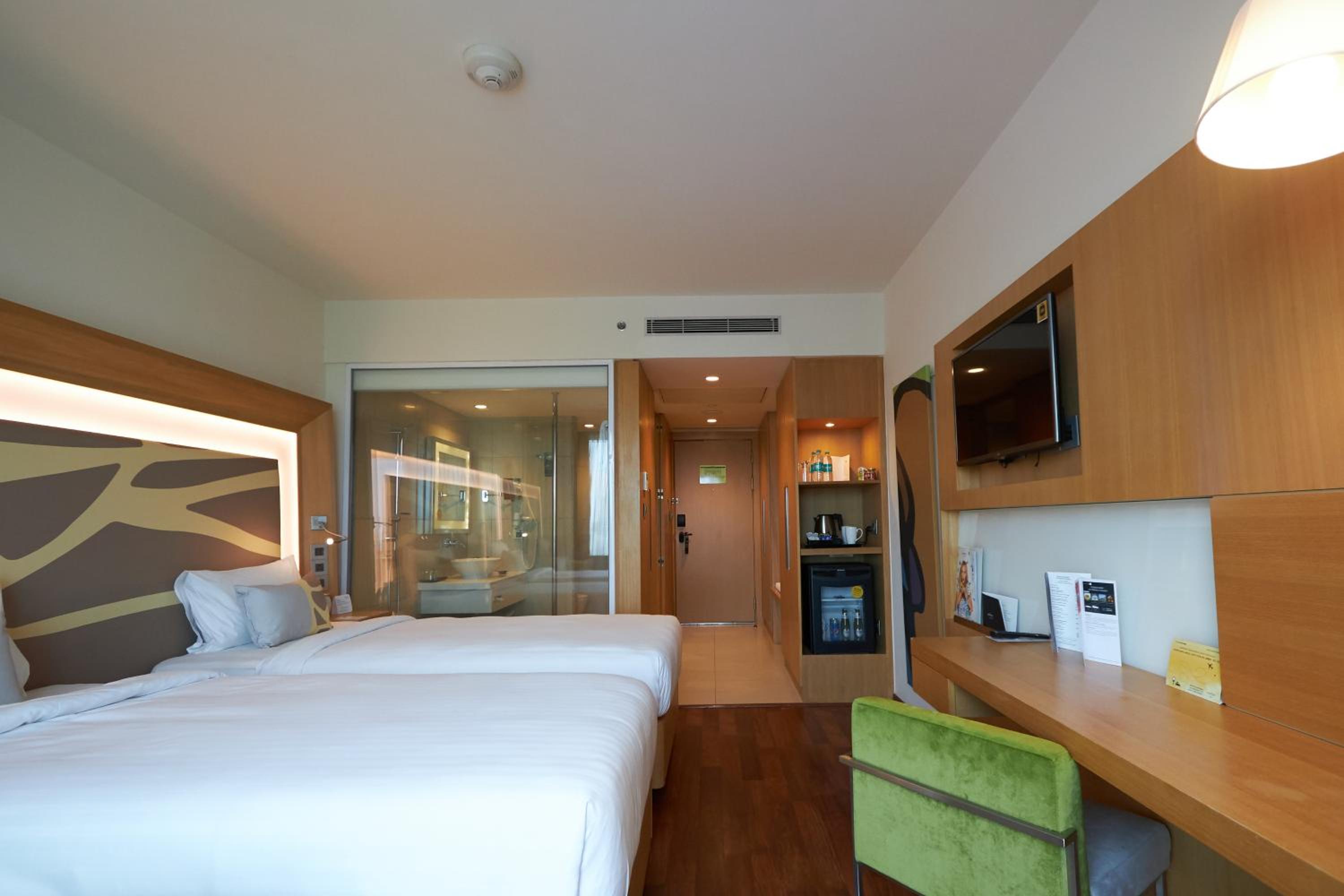 Executive Room King Bed - Aqua Pool View thumbnail 6