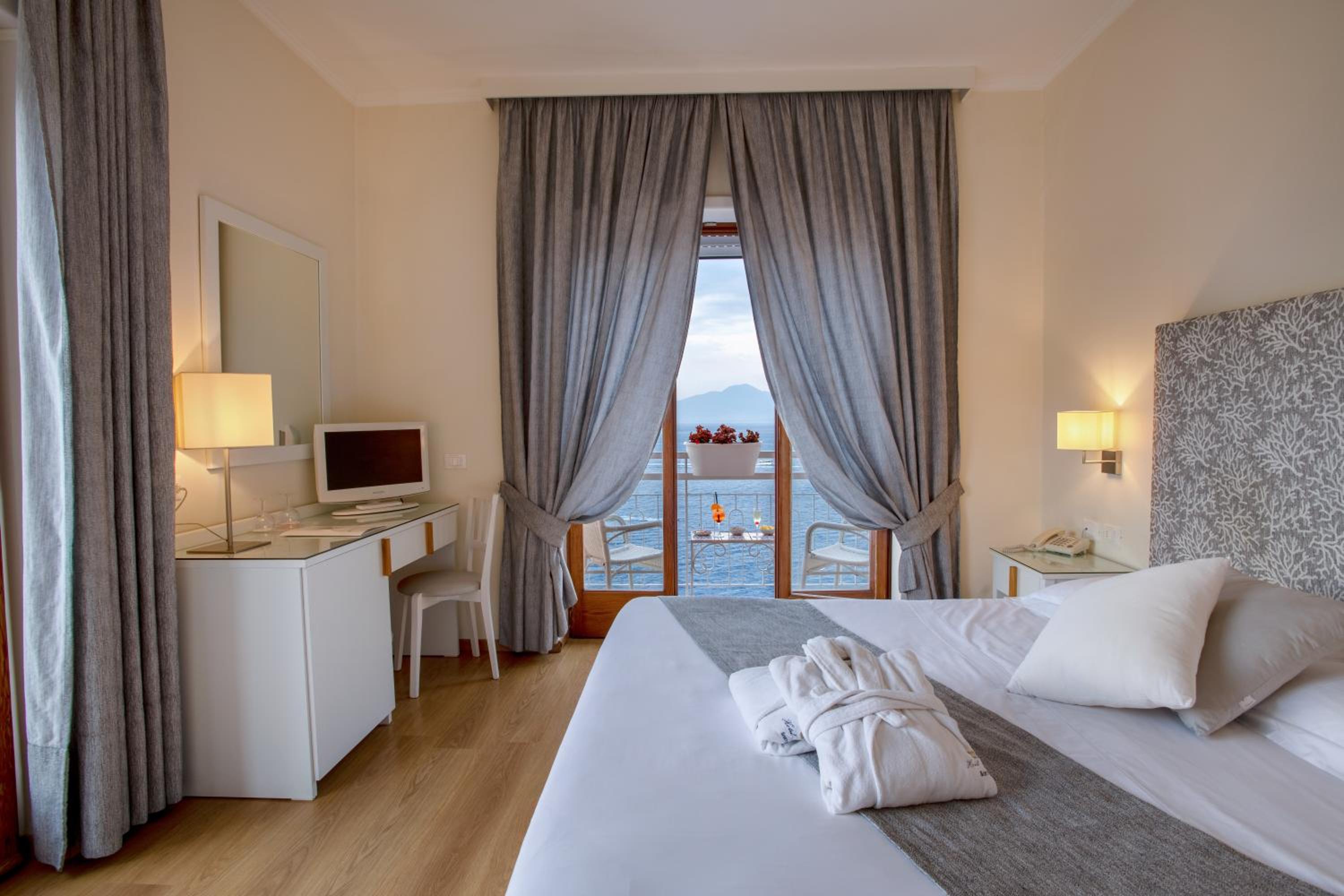 Deluxe Double Room with Two Balconies  photo 3