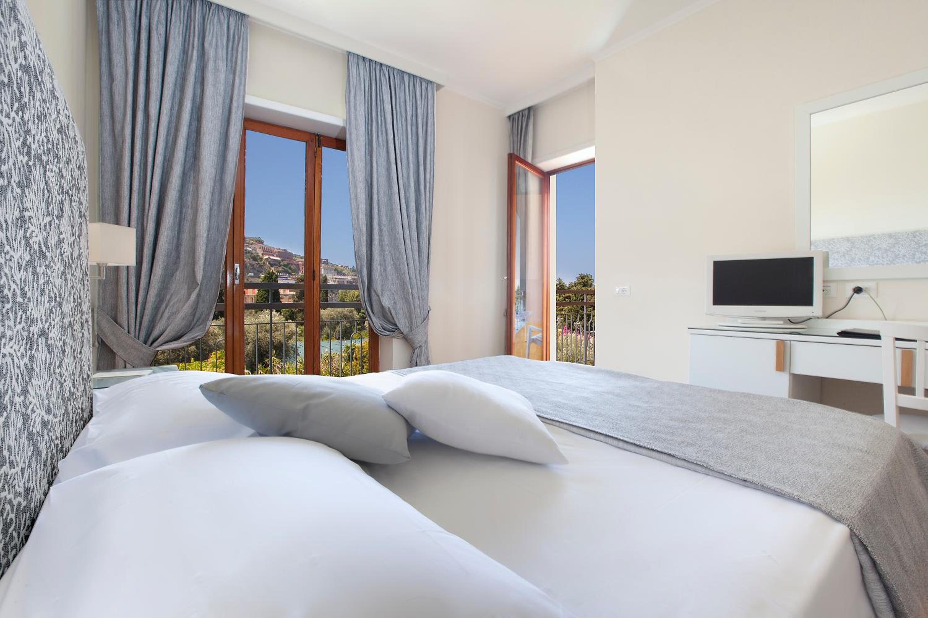 Double or Twin Room with Pool View - Photo 1