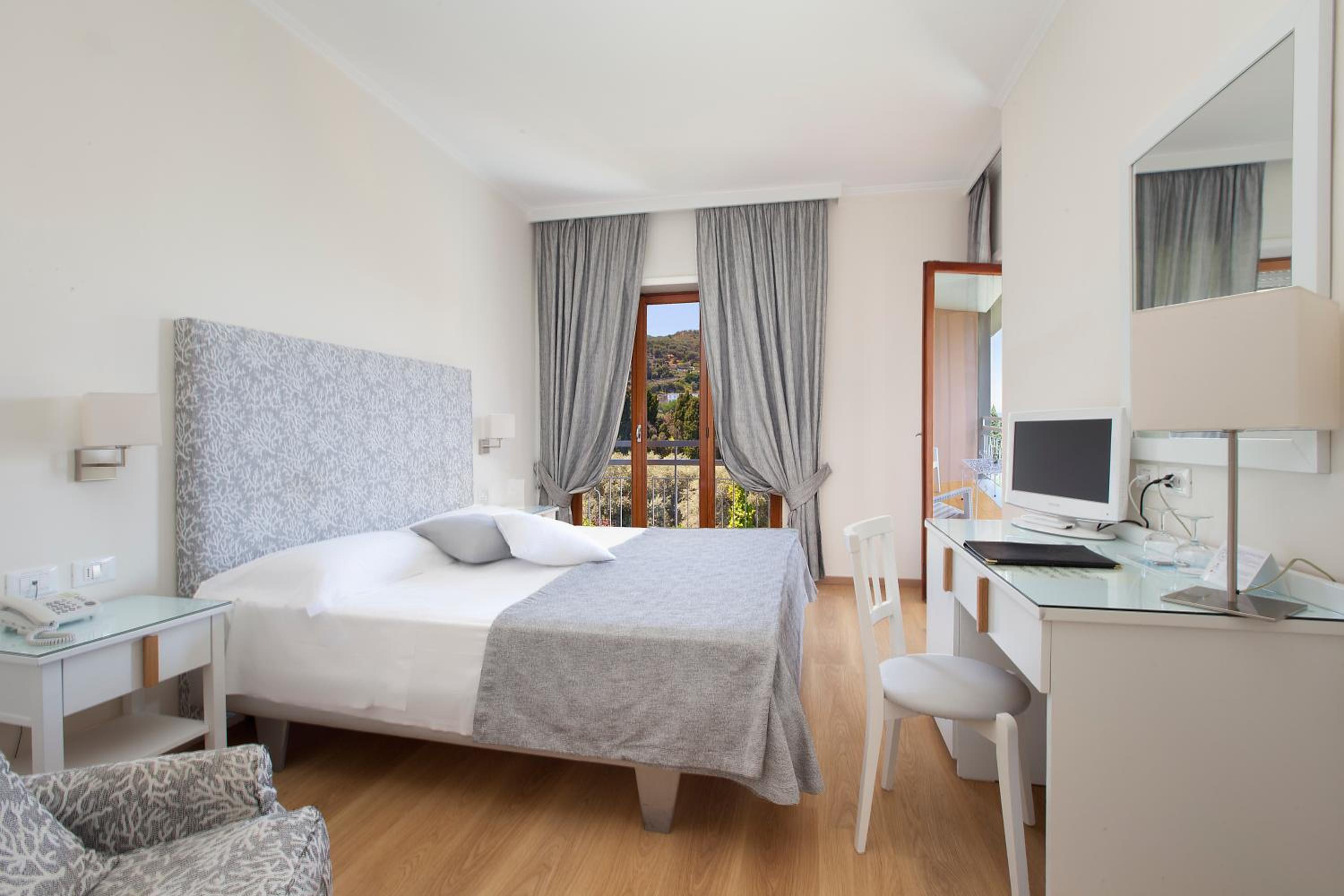 Double or Twin Room with Pool View - Photo 9