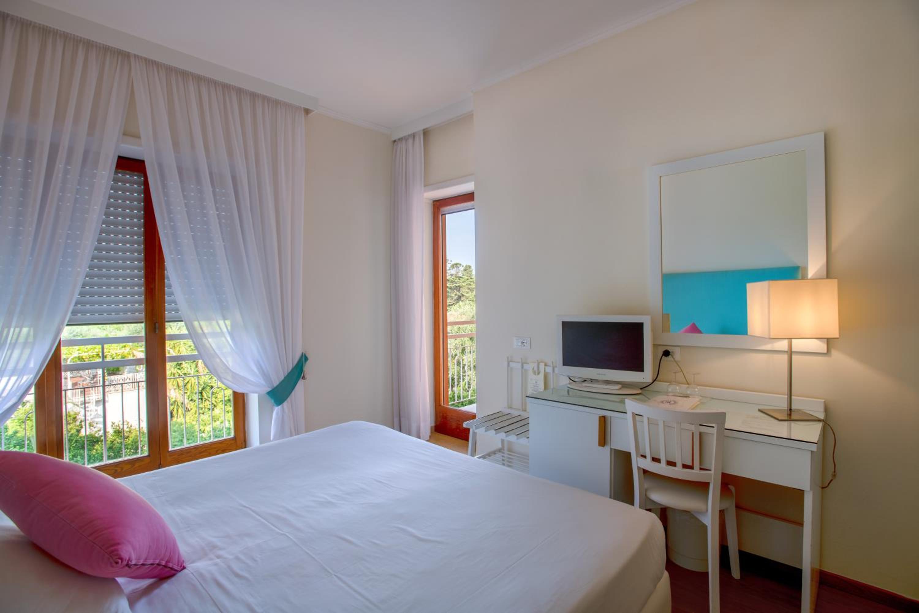 Double or Twin Room with Pool View - Photo 10