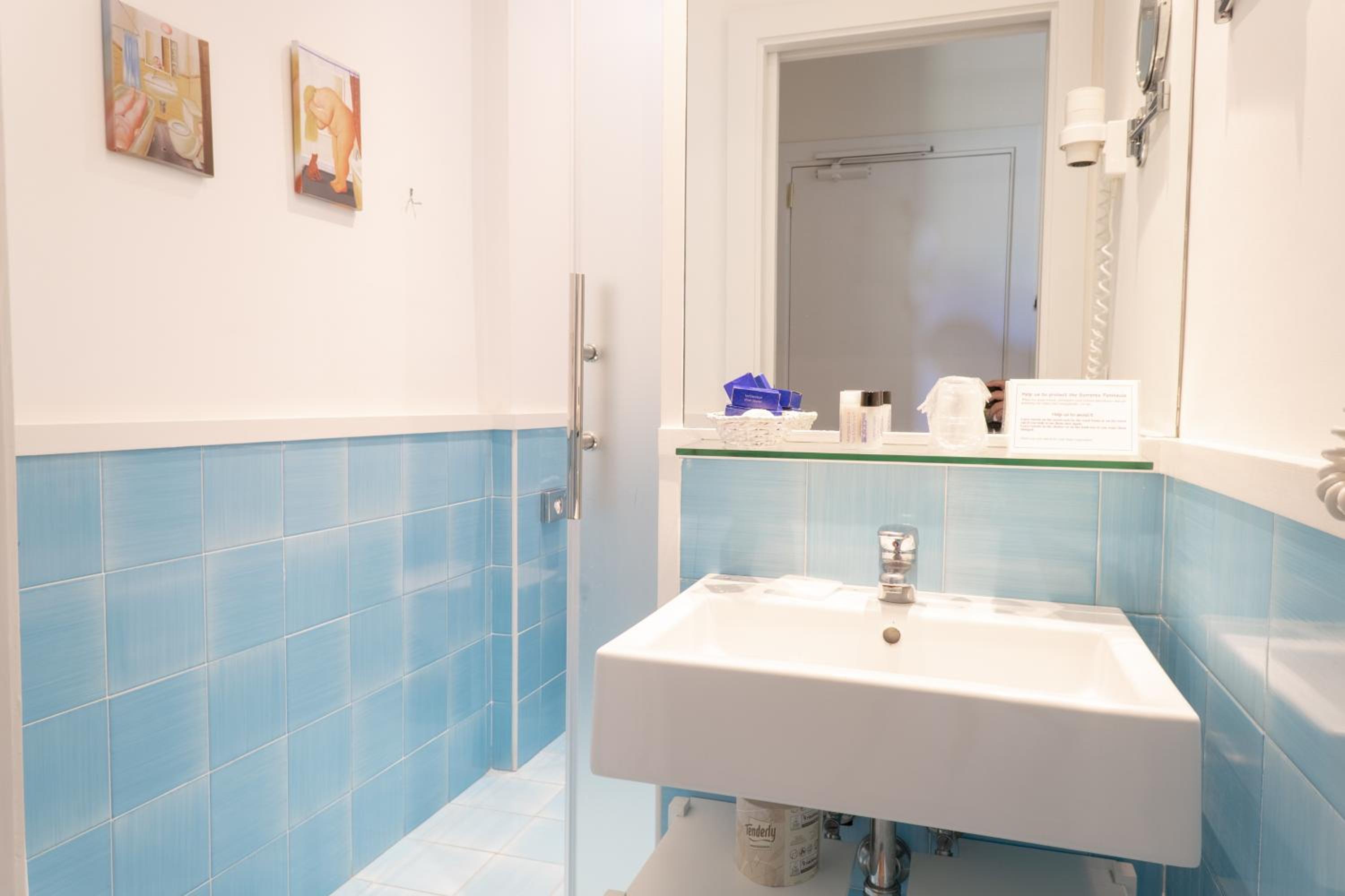 Double or Twin Room with Pool View - Photo 3