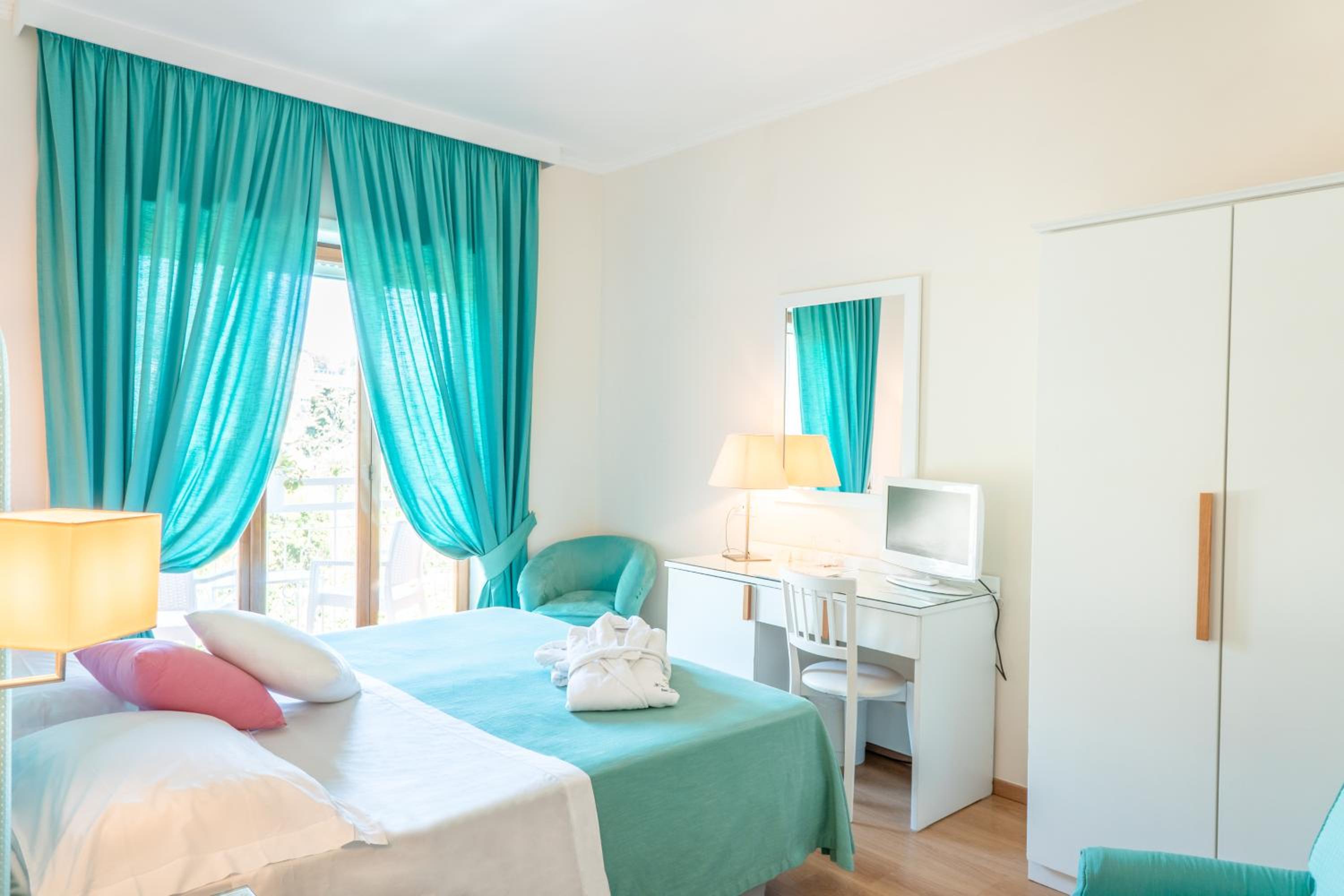 Double or Twin Room with Pool View - Photo 4