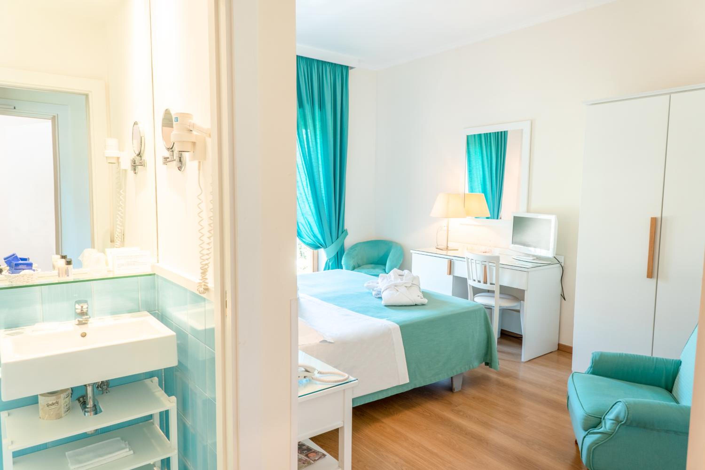 Double or Twin Room with Pool View - Photo 5