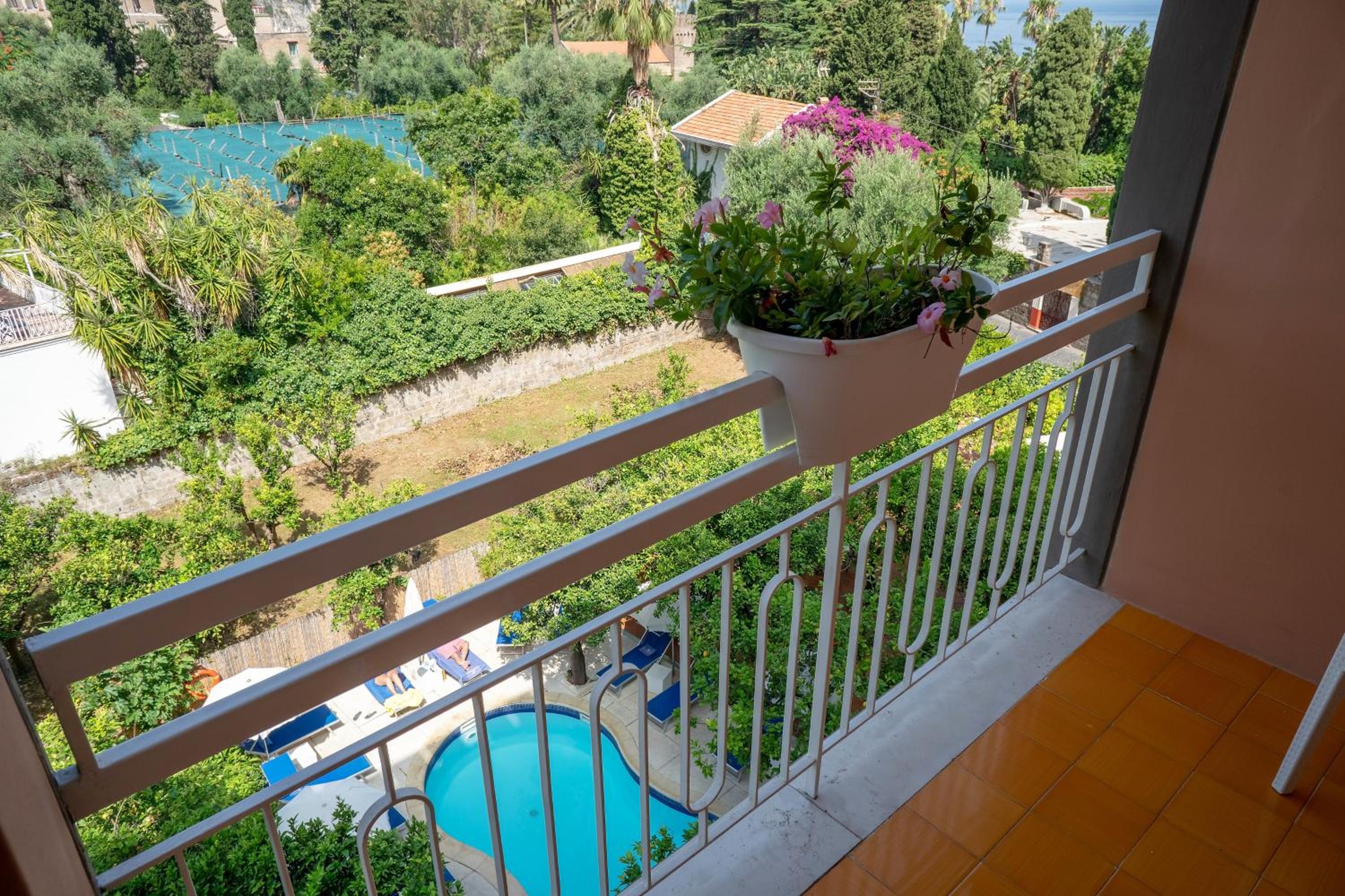 Double or Twin Room with Pool View - Photo 6