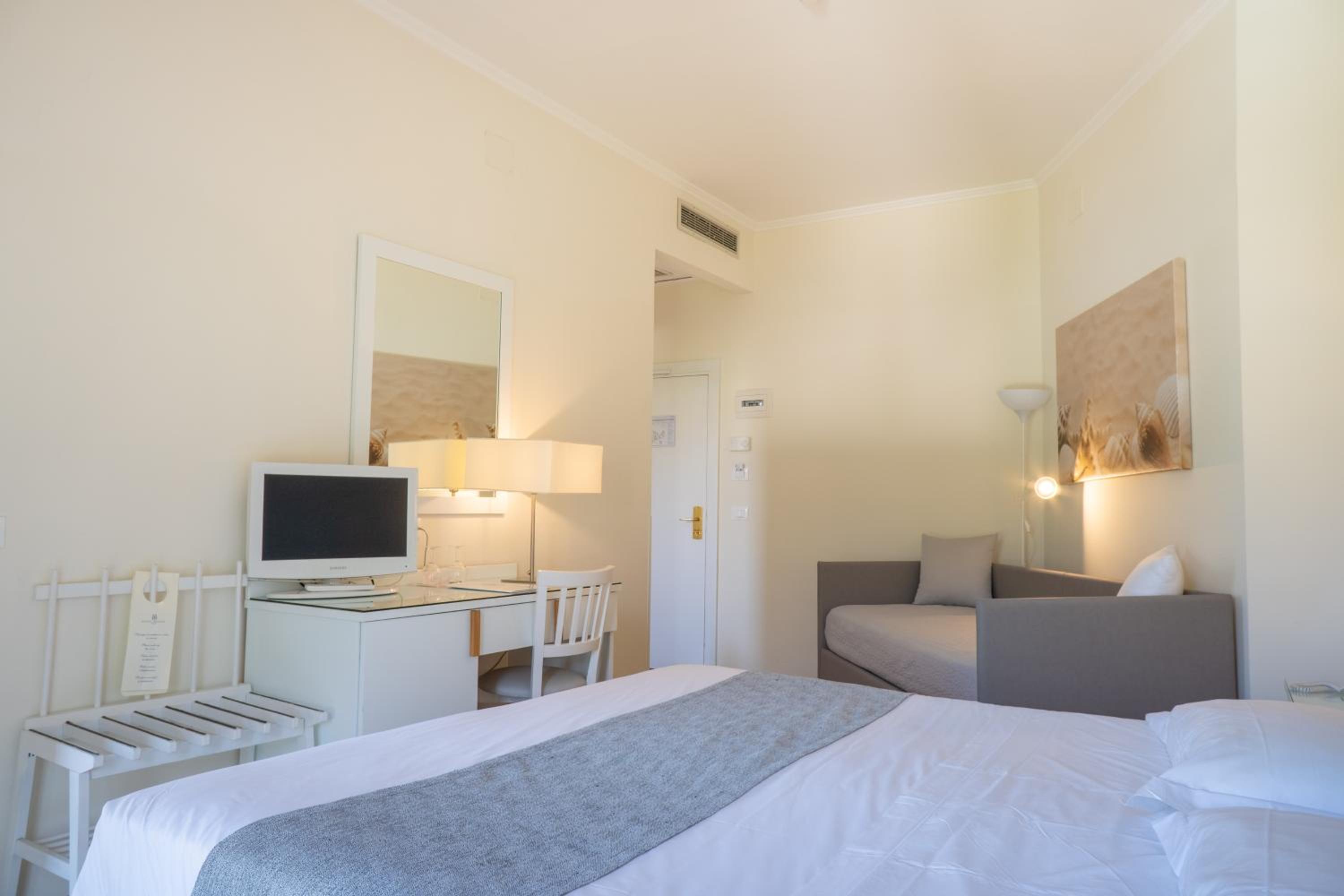 Double or Twin Room with Pool View - Photo 7