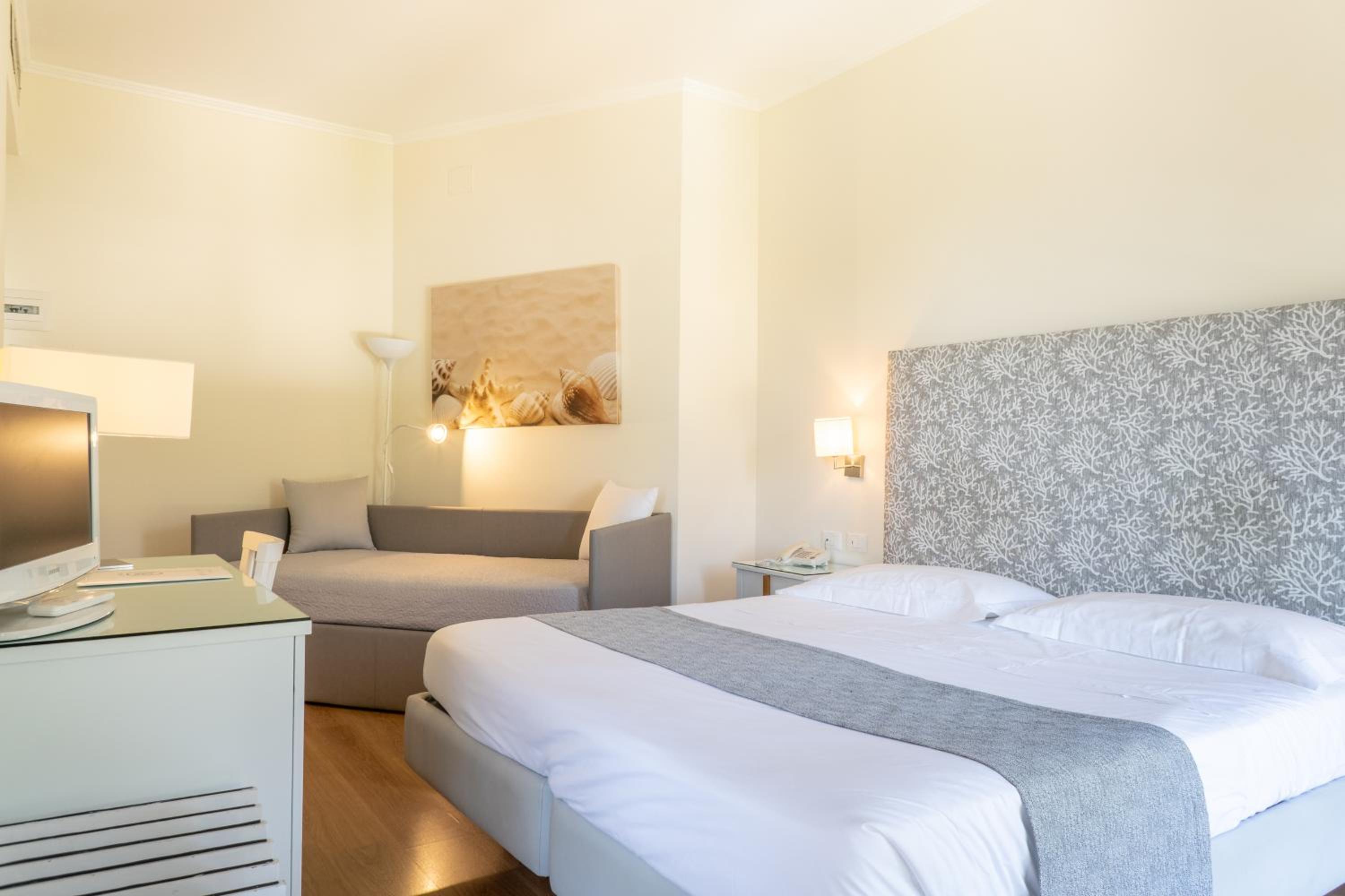 Double or Twin Room with Pool View - Photo 8