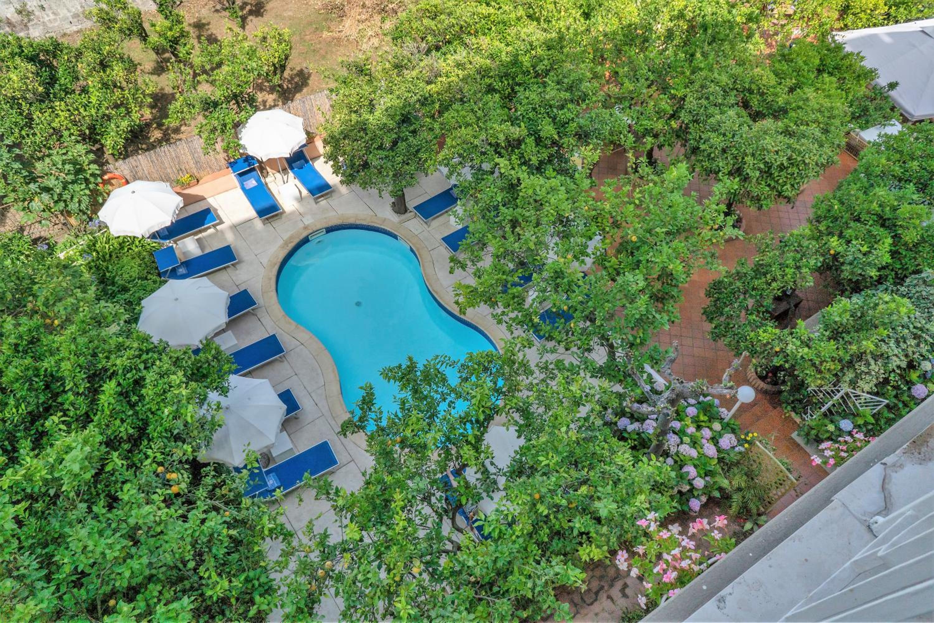 Double or Twin Room with Pool View - Photo 14