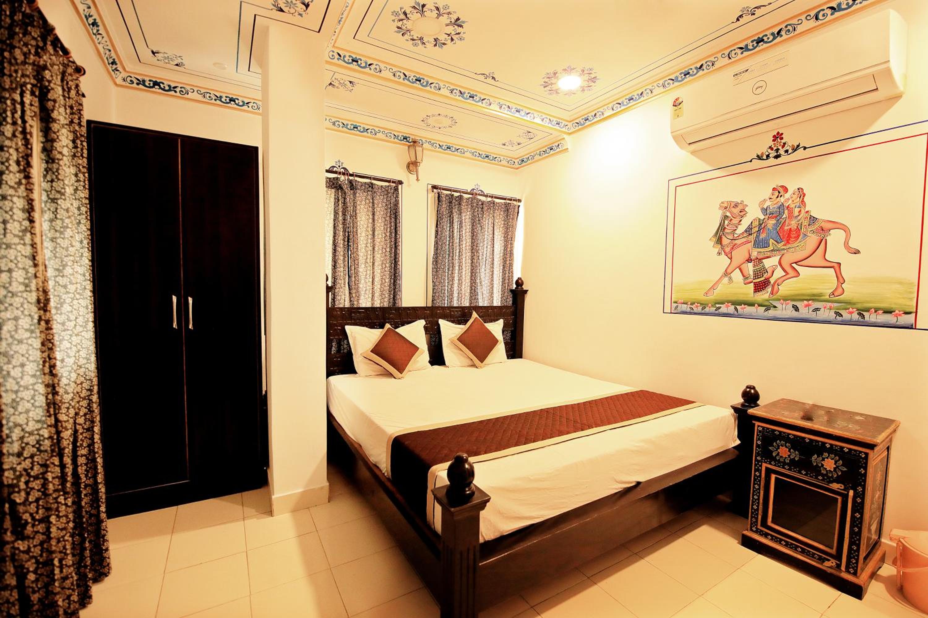 Deluxe Room with Lake View - Photo 3