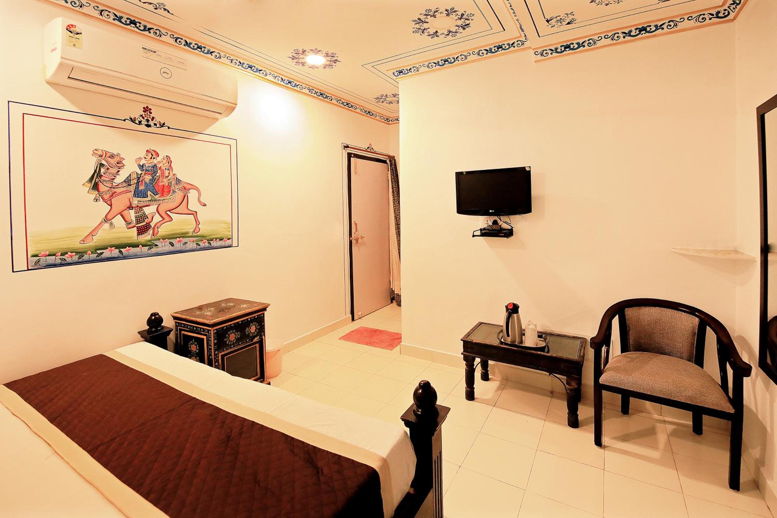 Deluxe Room with Lake View - Photo 5