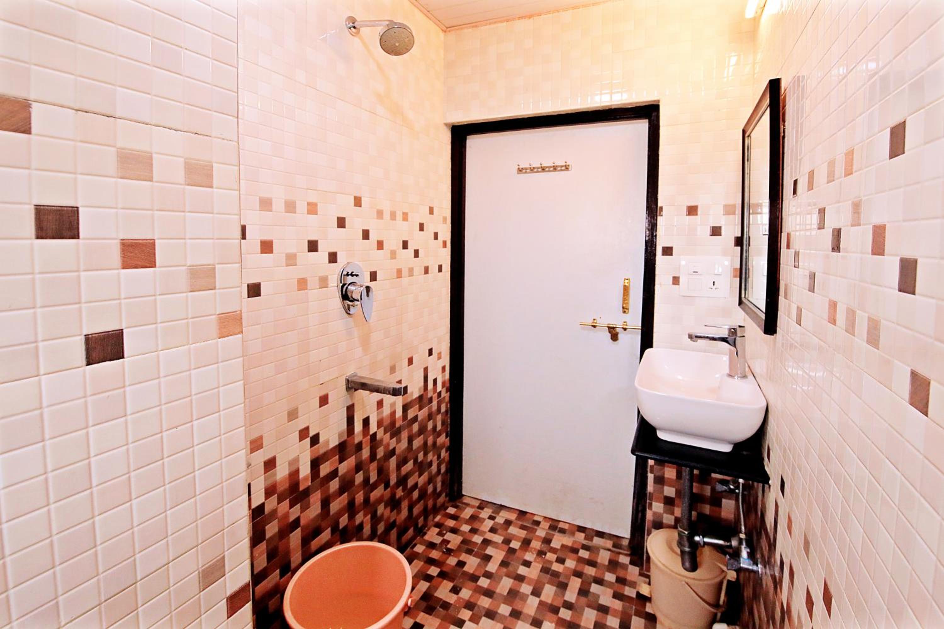 Deluxe Room with Lake View - Photo 4