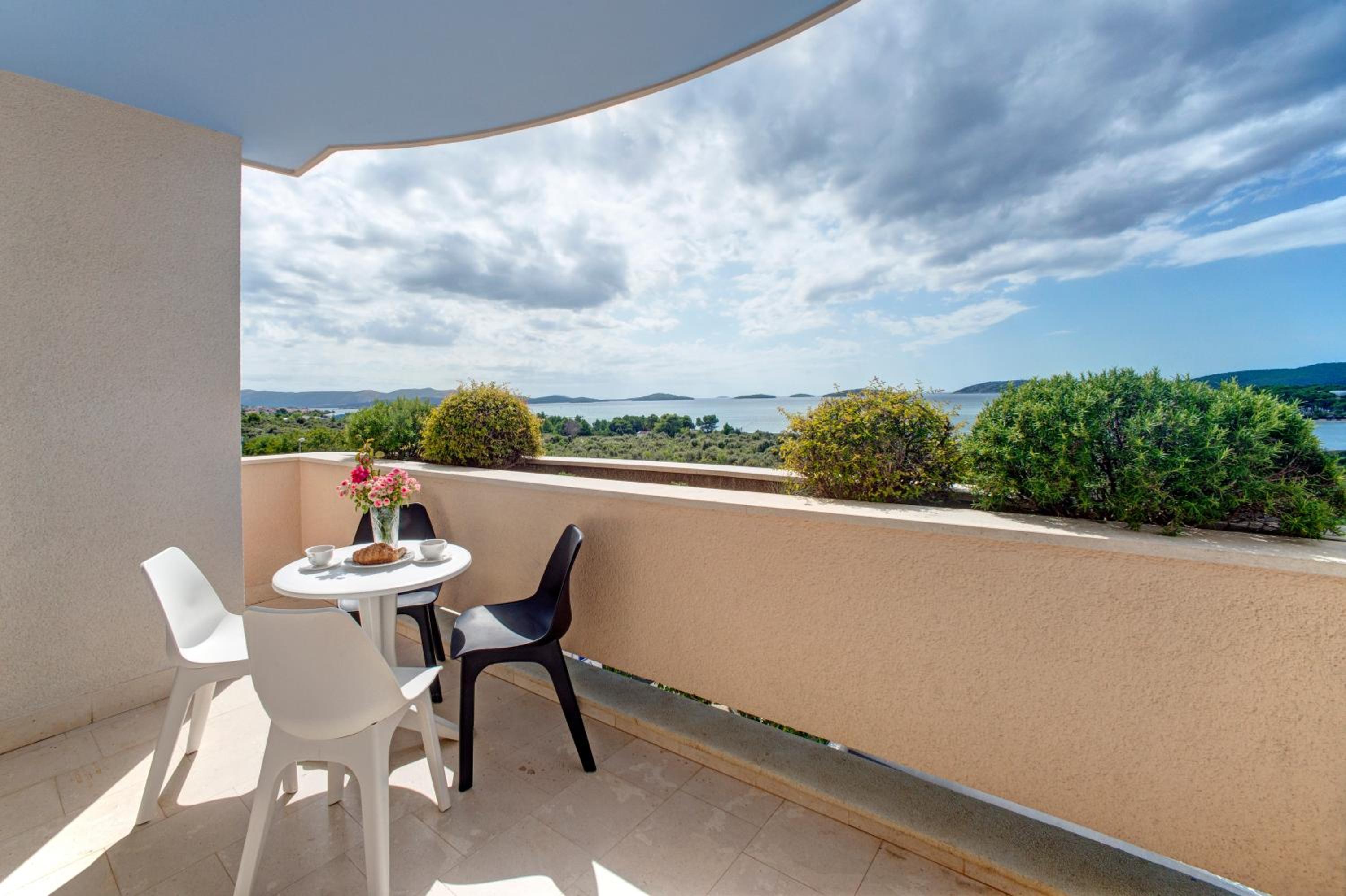 Standard One-Bedroom Apartment with Balcony and Sea View photo 2