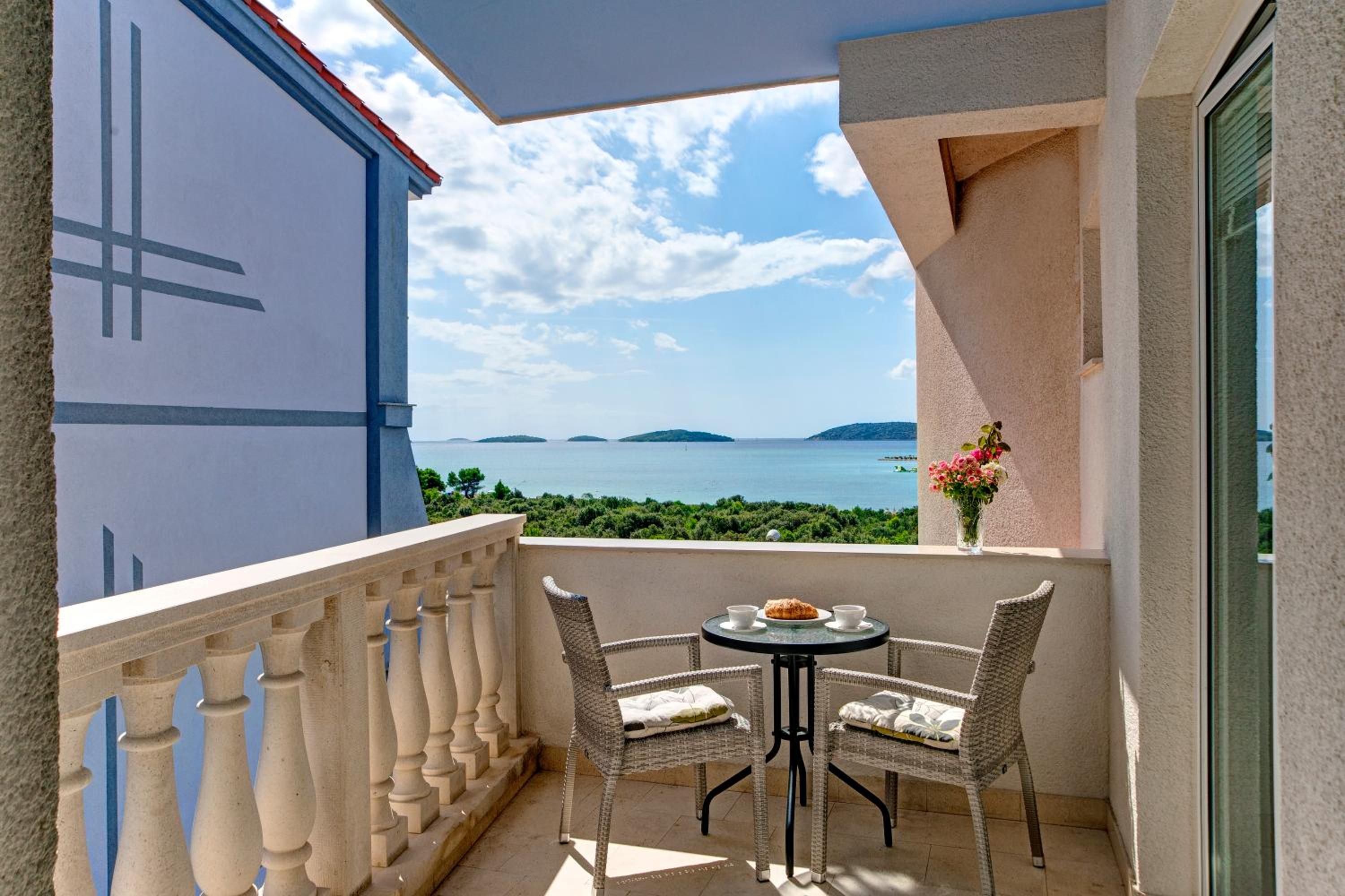 One-Bedroom Apartment with Balcony photo 2