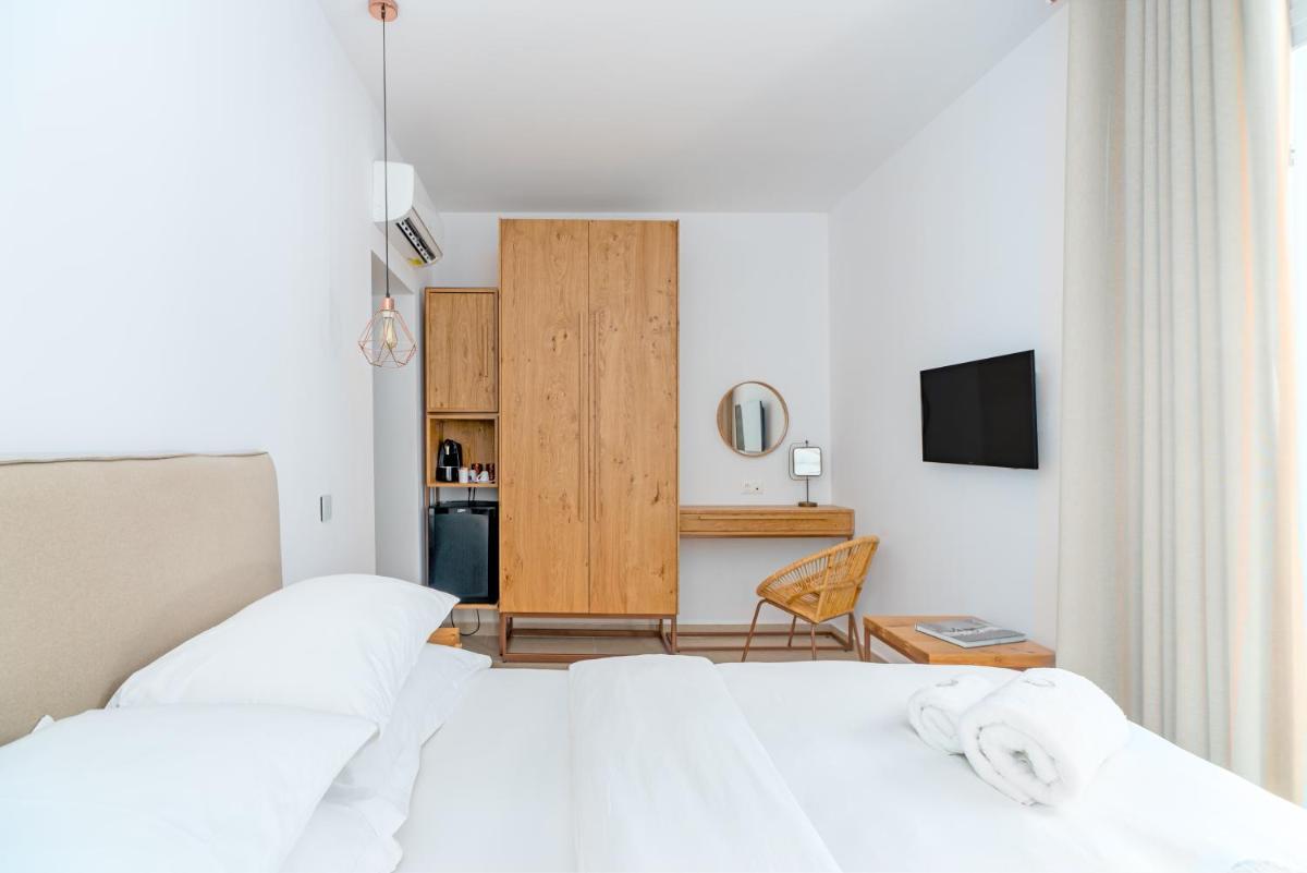 Deluxe Room with Outdoor Jetted Tub and Garden View