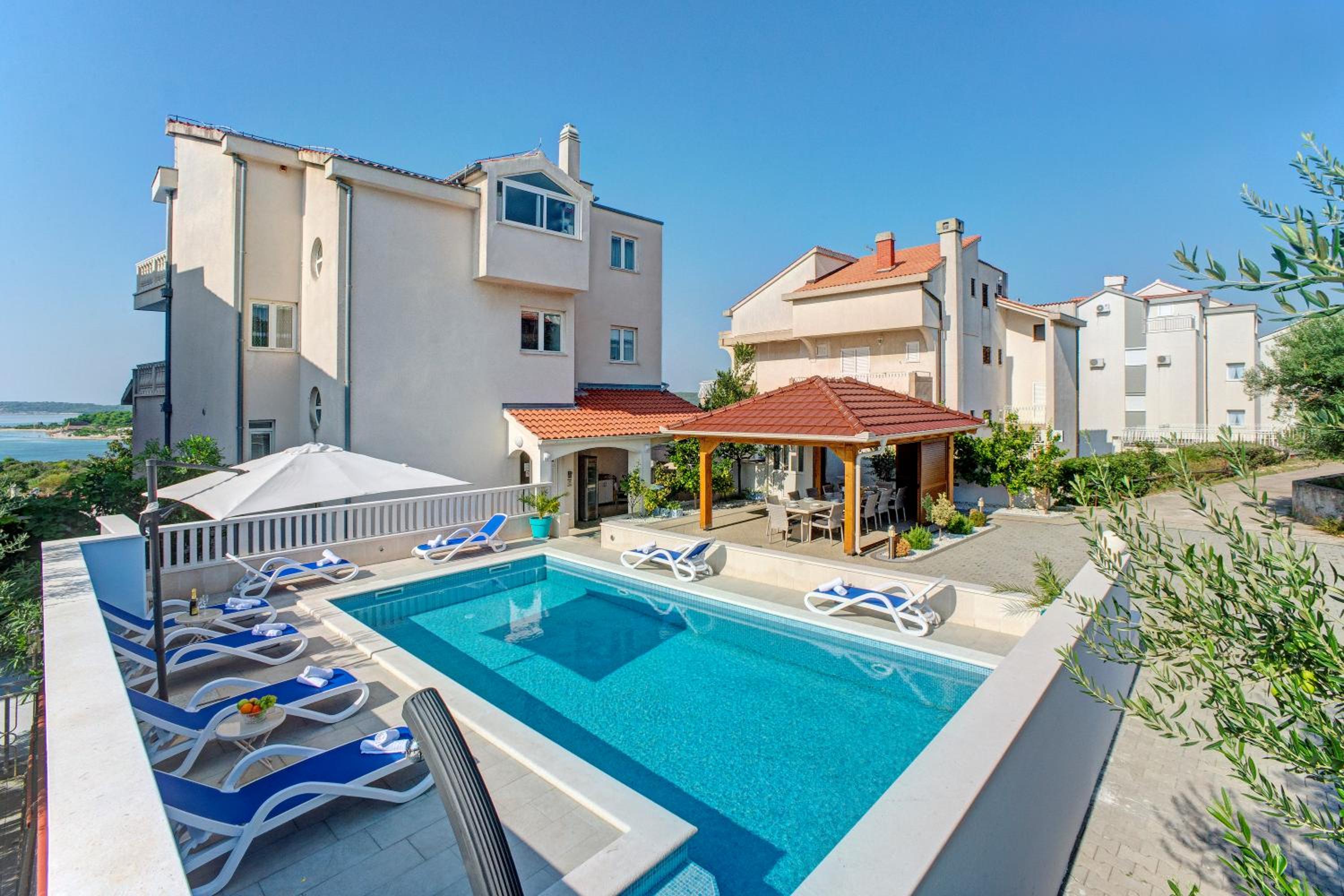 Comfort One-Bedroom Apartment with Balcony and Sea View photo 2