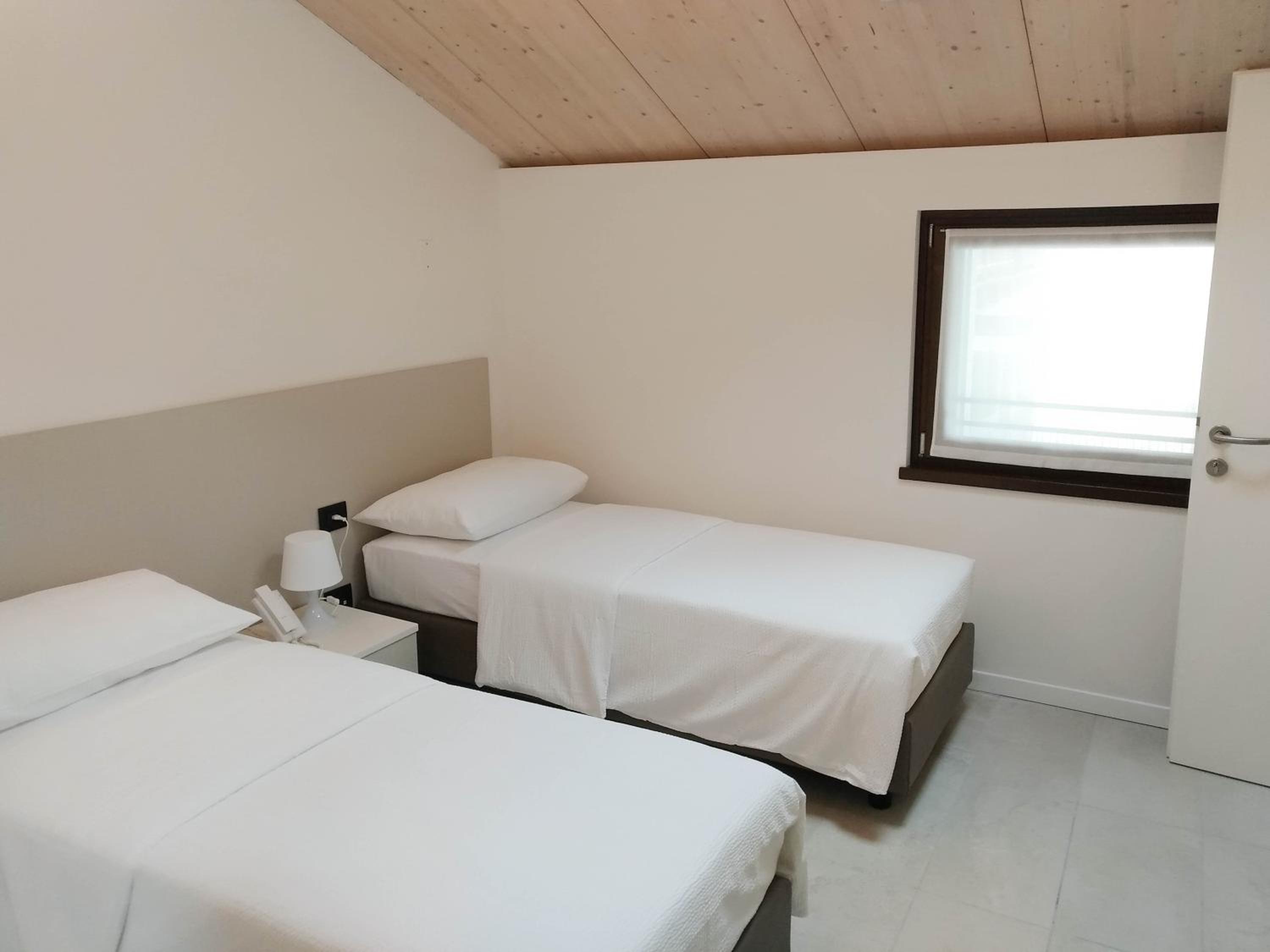 Double or Twin Room with Private Bathroom - Photo 1