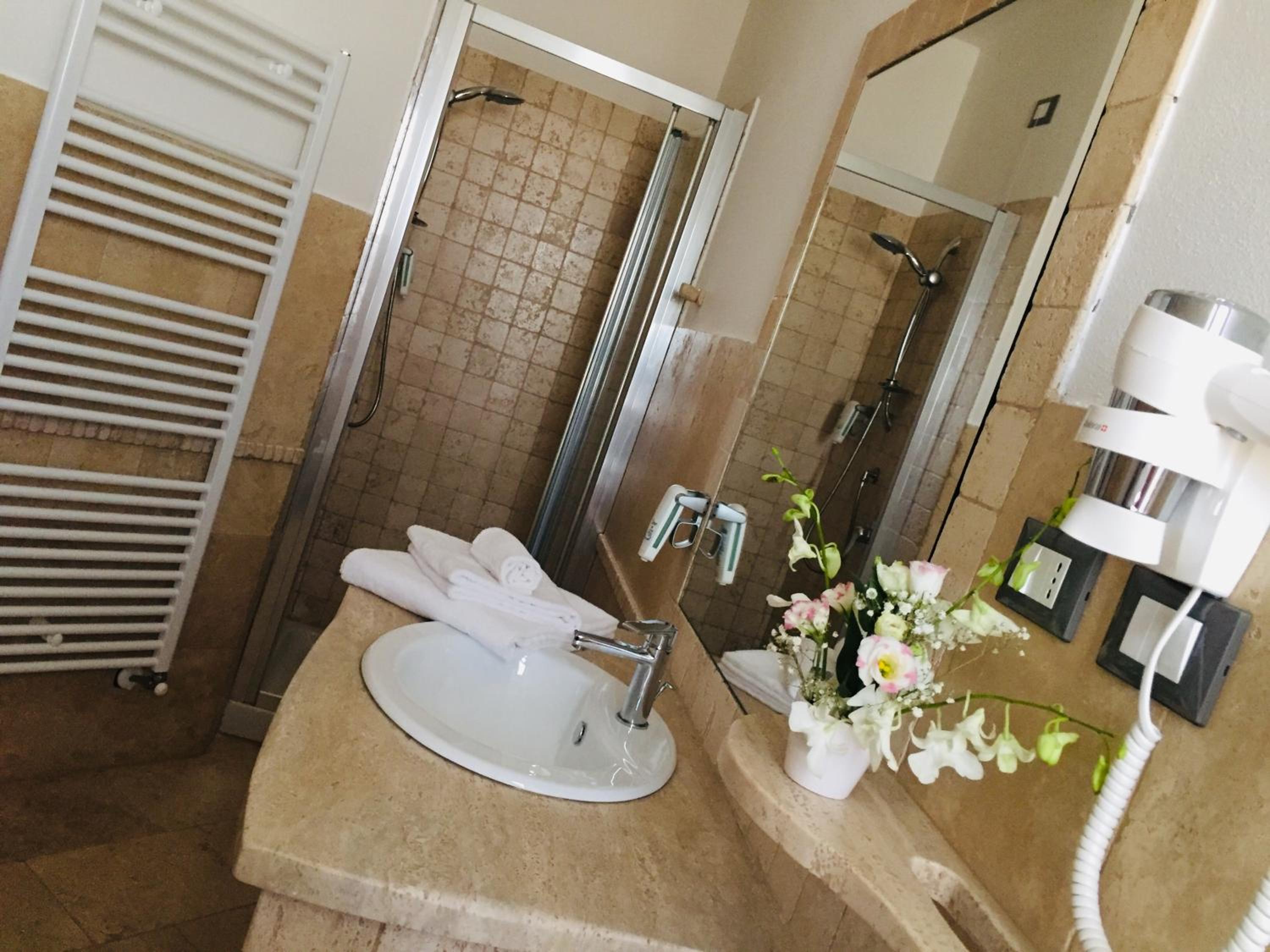 Standard Double or Twin Room - Photo 14