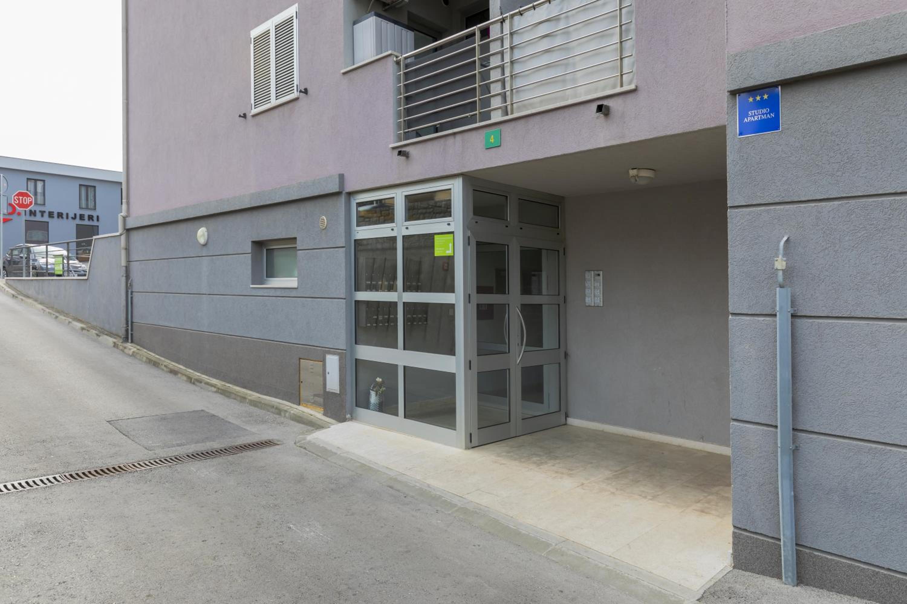 Apartment with Terrace - Photo 2
