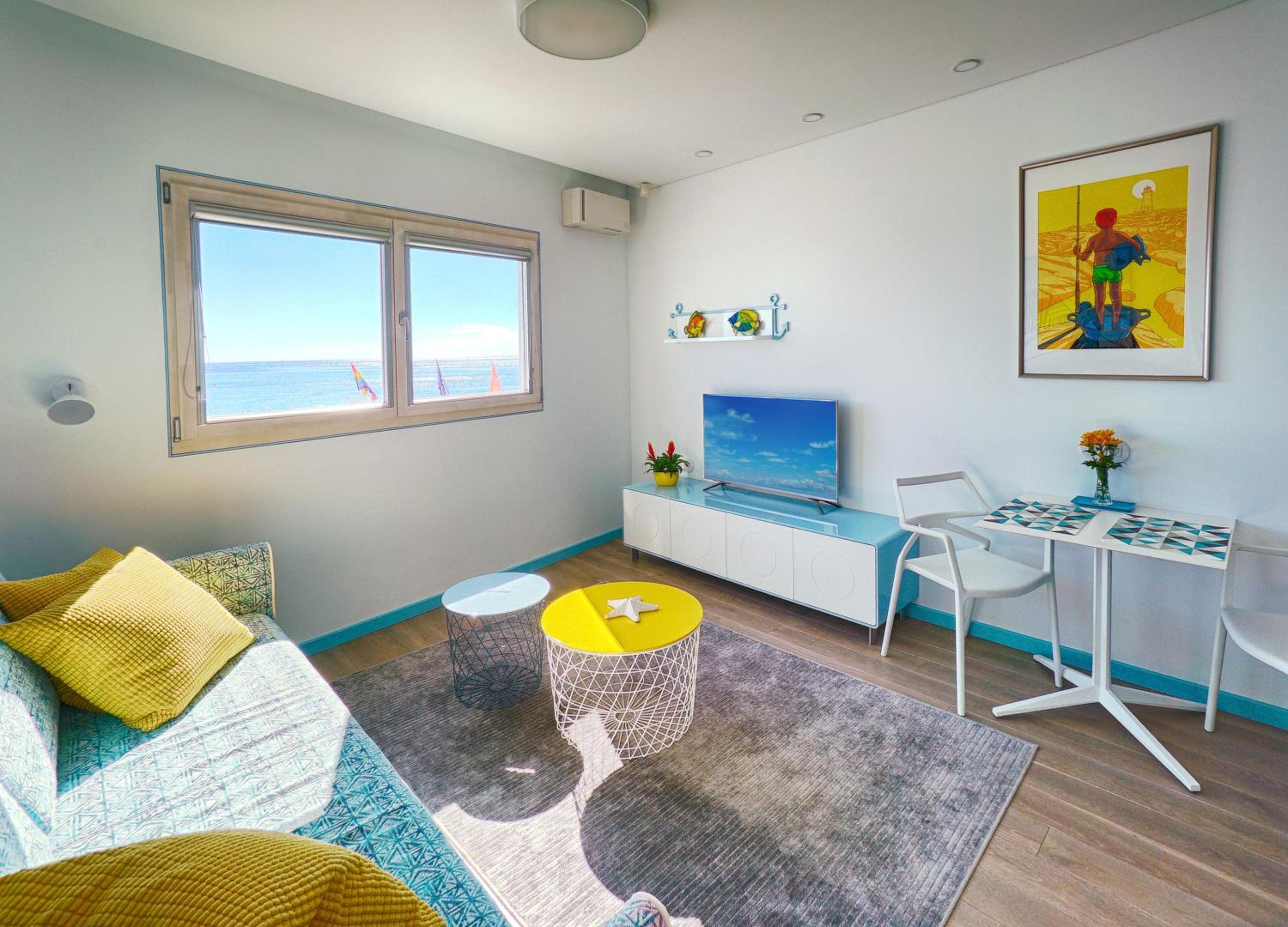 Estudio con vista al mar