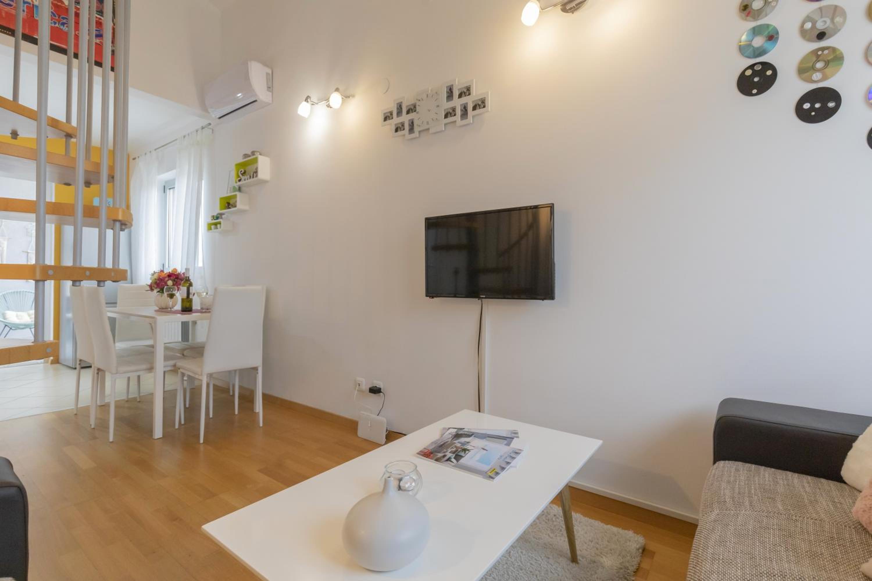 Apartment with Terrace - Photo 4