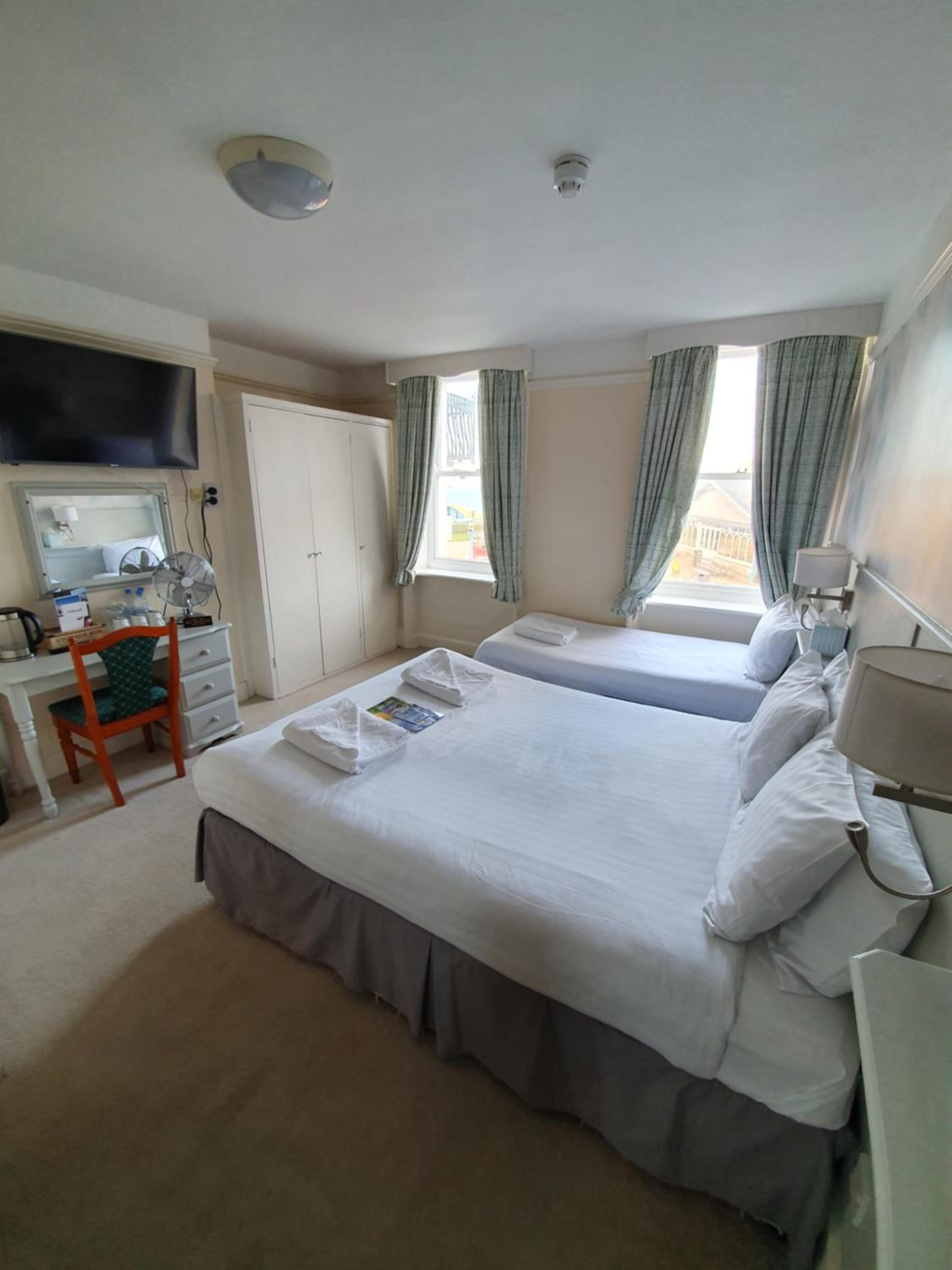 Family Room with Sea View - Photo 3
