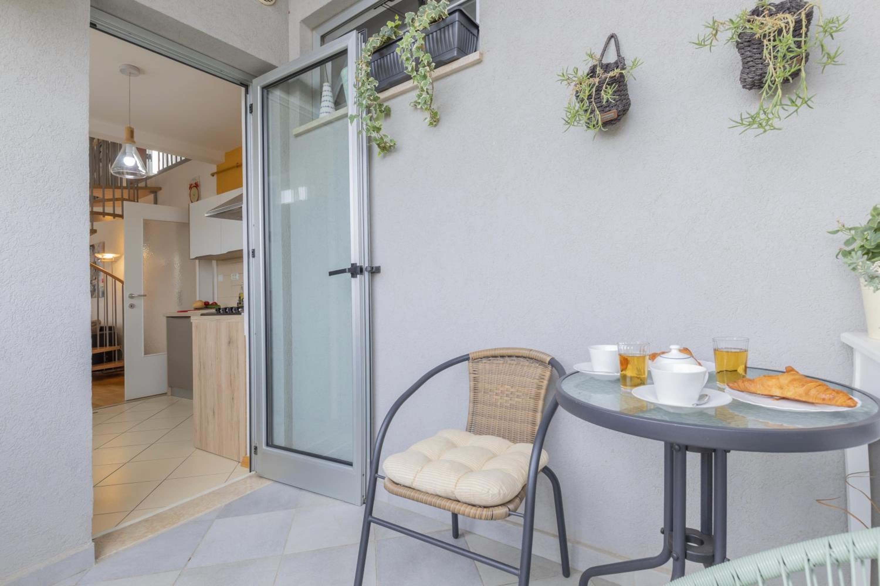 Apartment with Terrace - Photo 23