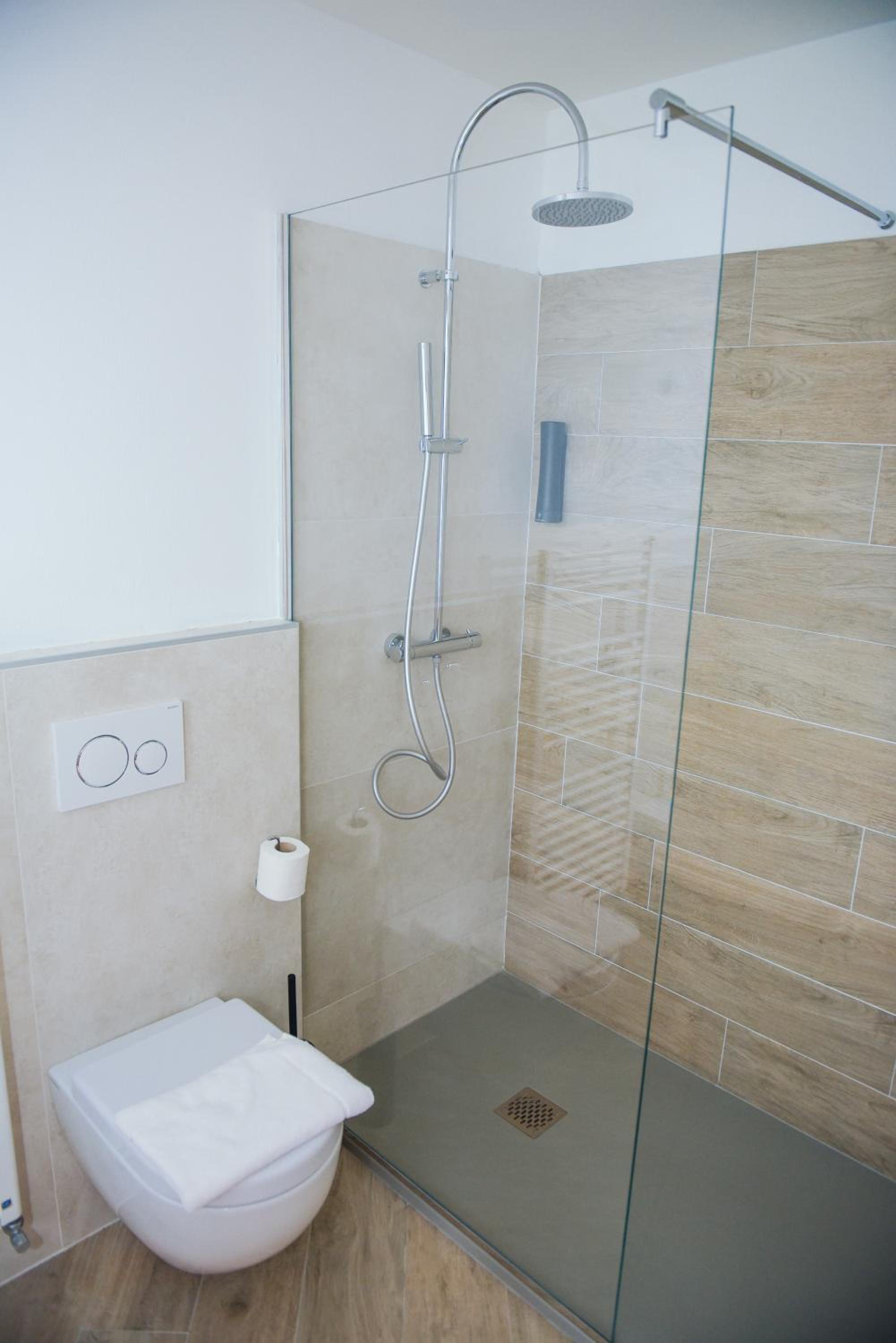 Deluxe Double Room with Balcony - Photo 13