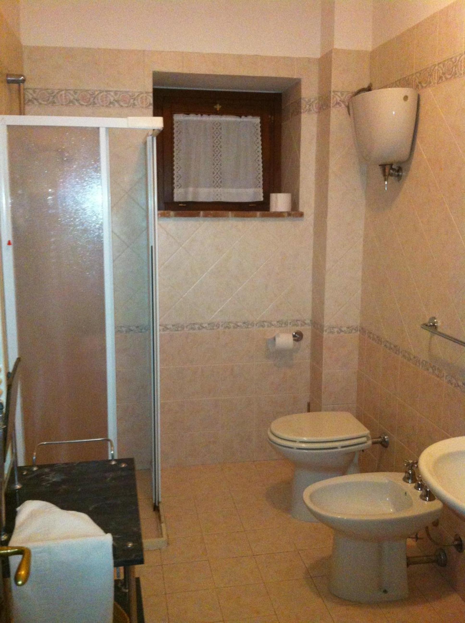 Double Room - Photo 5