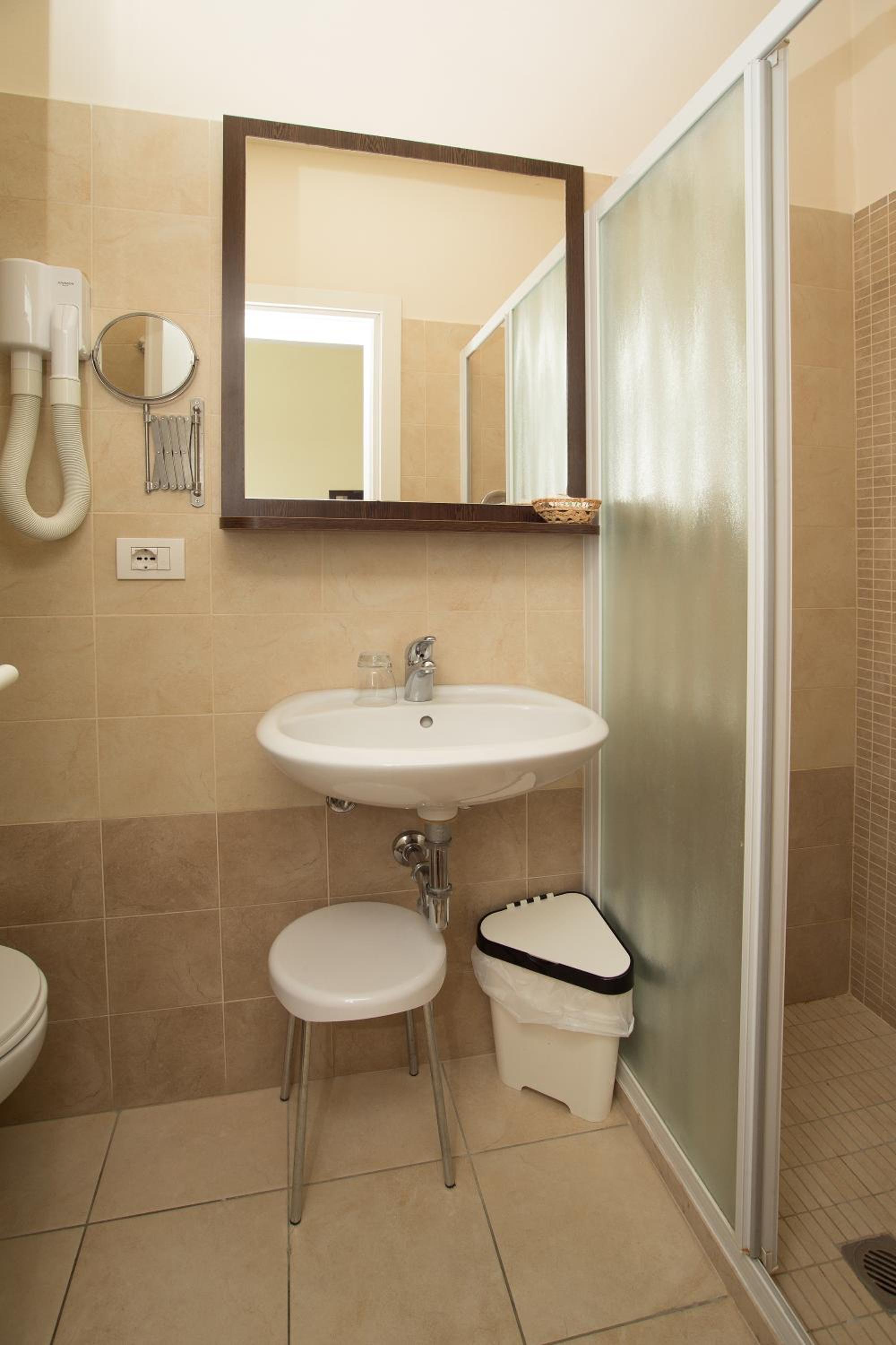 Standard Double or Twin Room - Photo 3