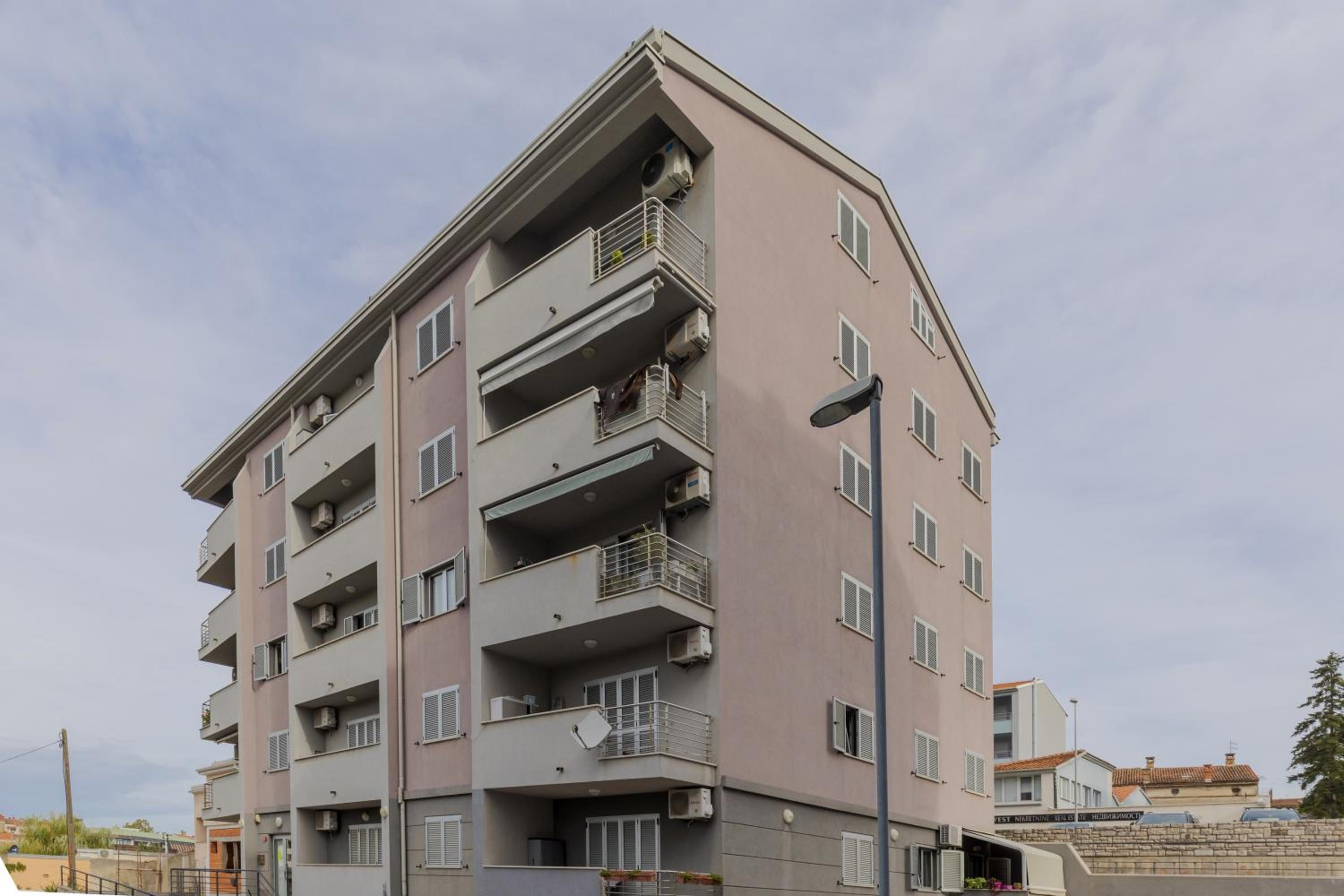 Apartment with Terrace - Photo 32