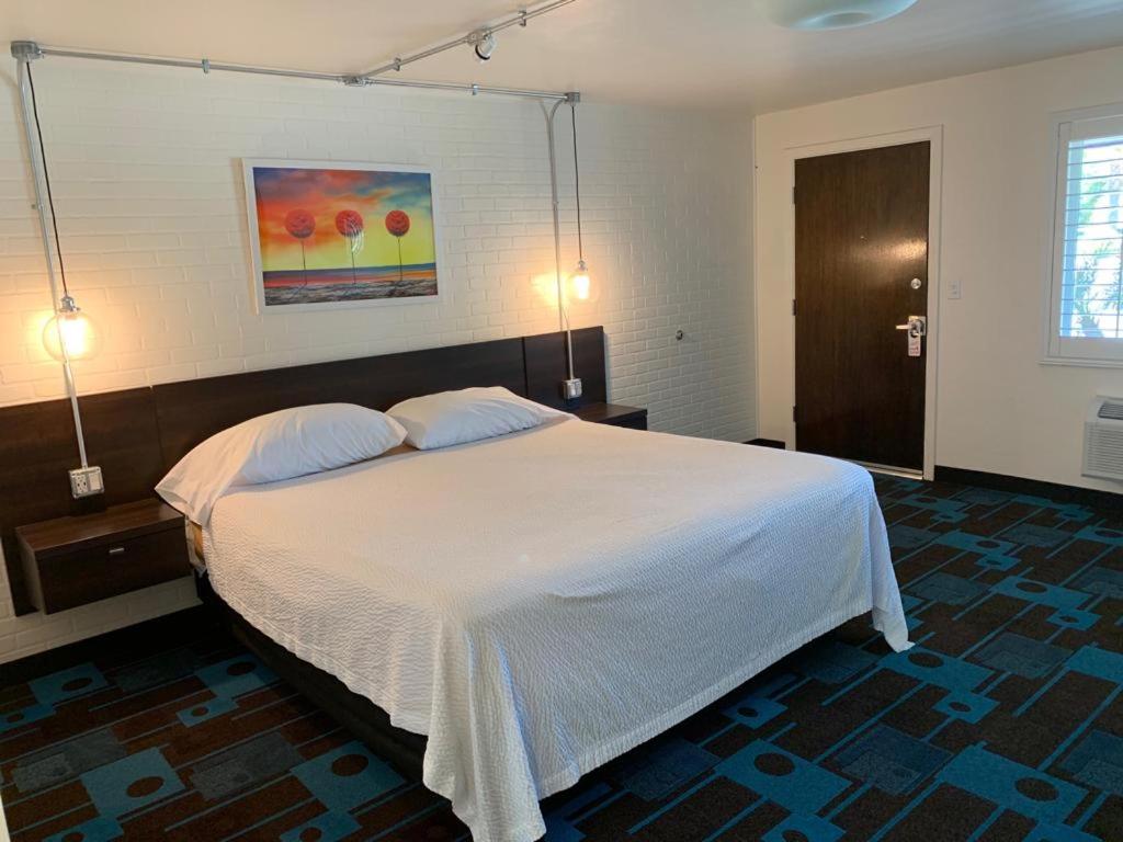 Deluxe King Room - Photo 16