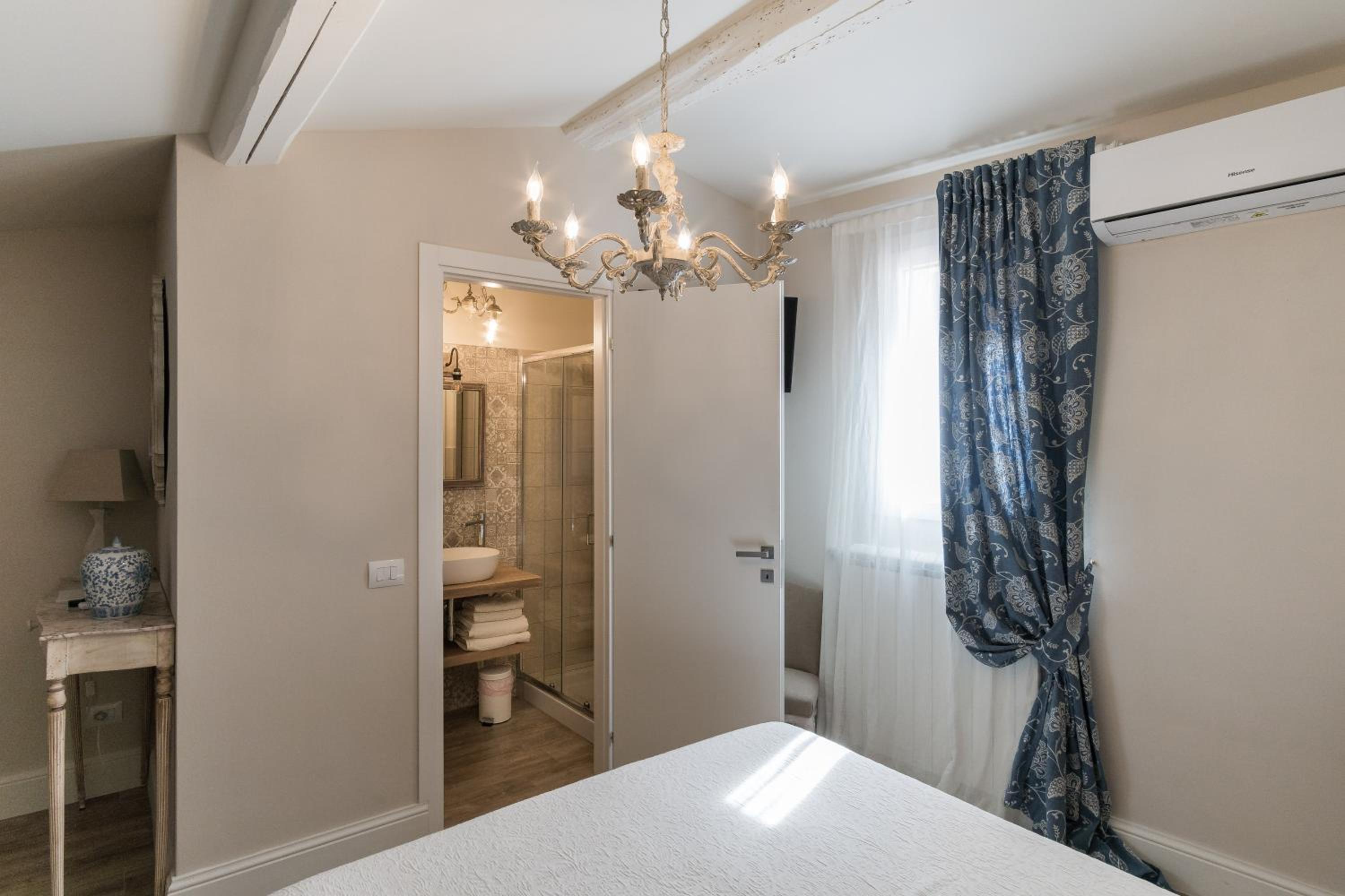 Deluxe King Room - Photo 7