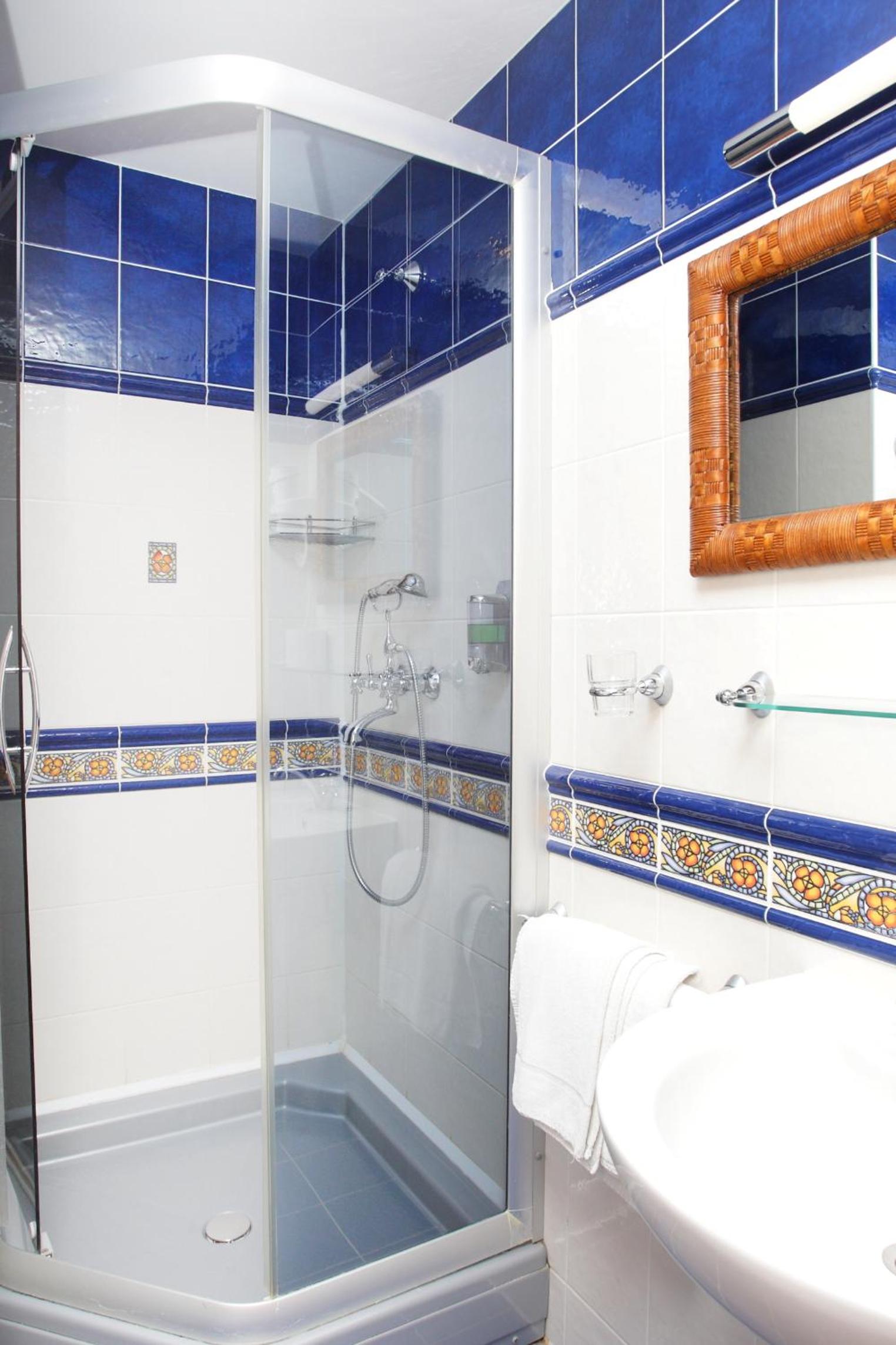 Small Double Room - Photo 6