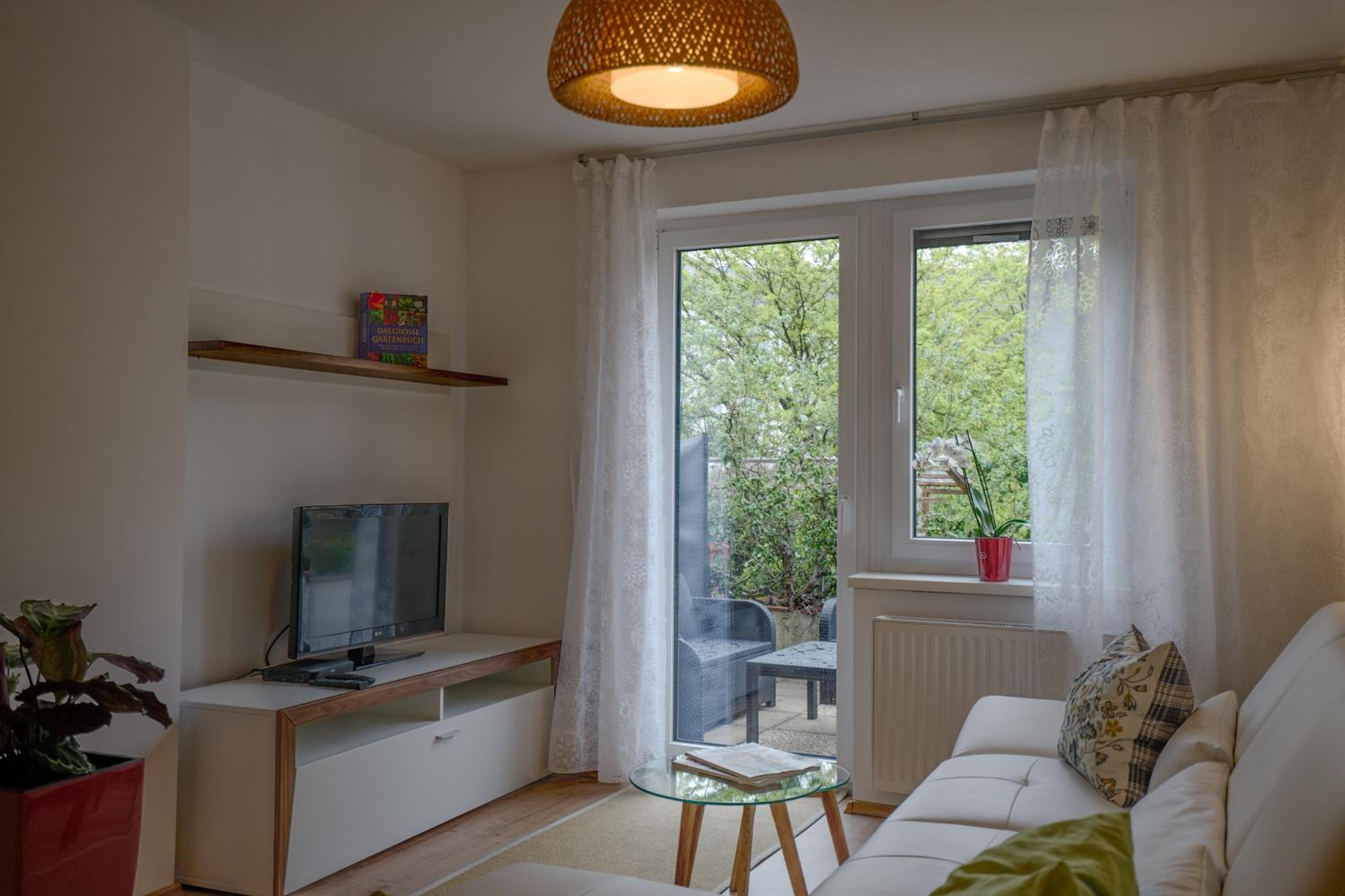 One-Bedroom Apartment photo 1