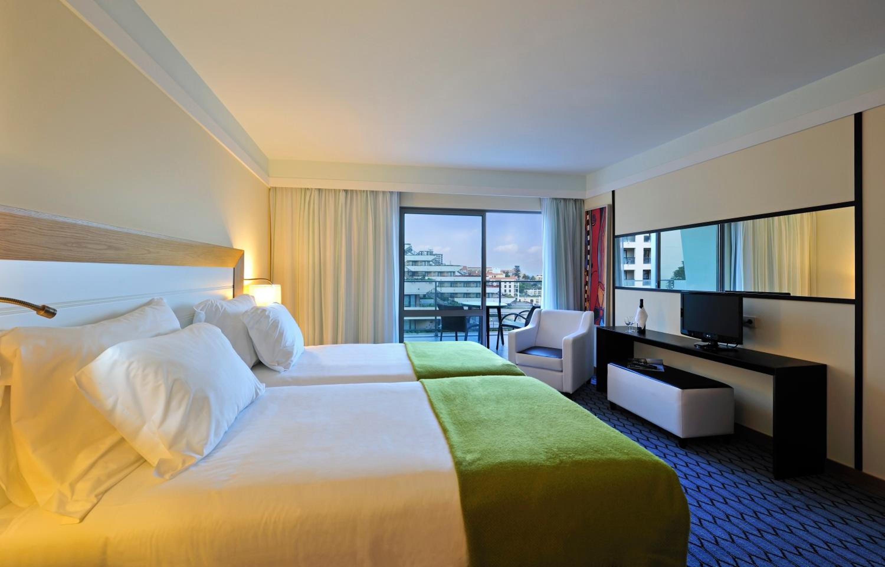 Superior Twin Room with Sea View - Photo 2