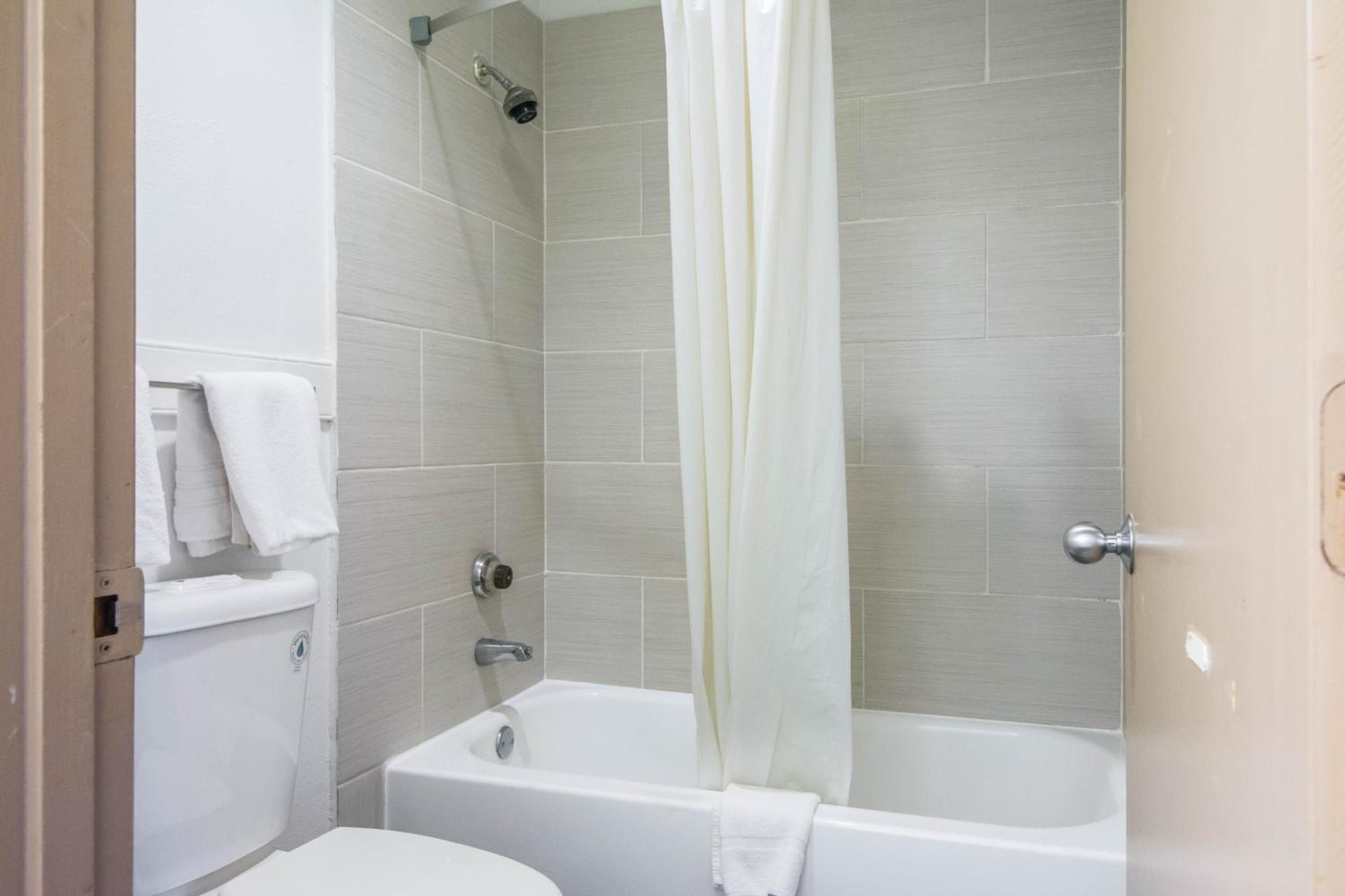 Double Room with Two Double Beds - Non-Smoking - Photo 2