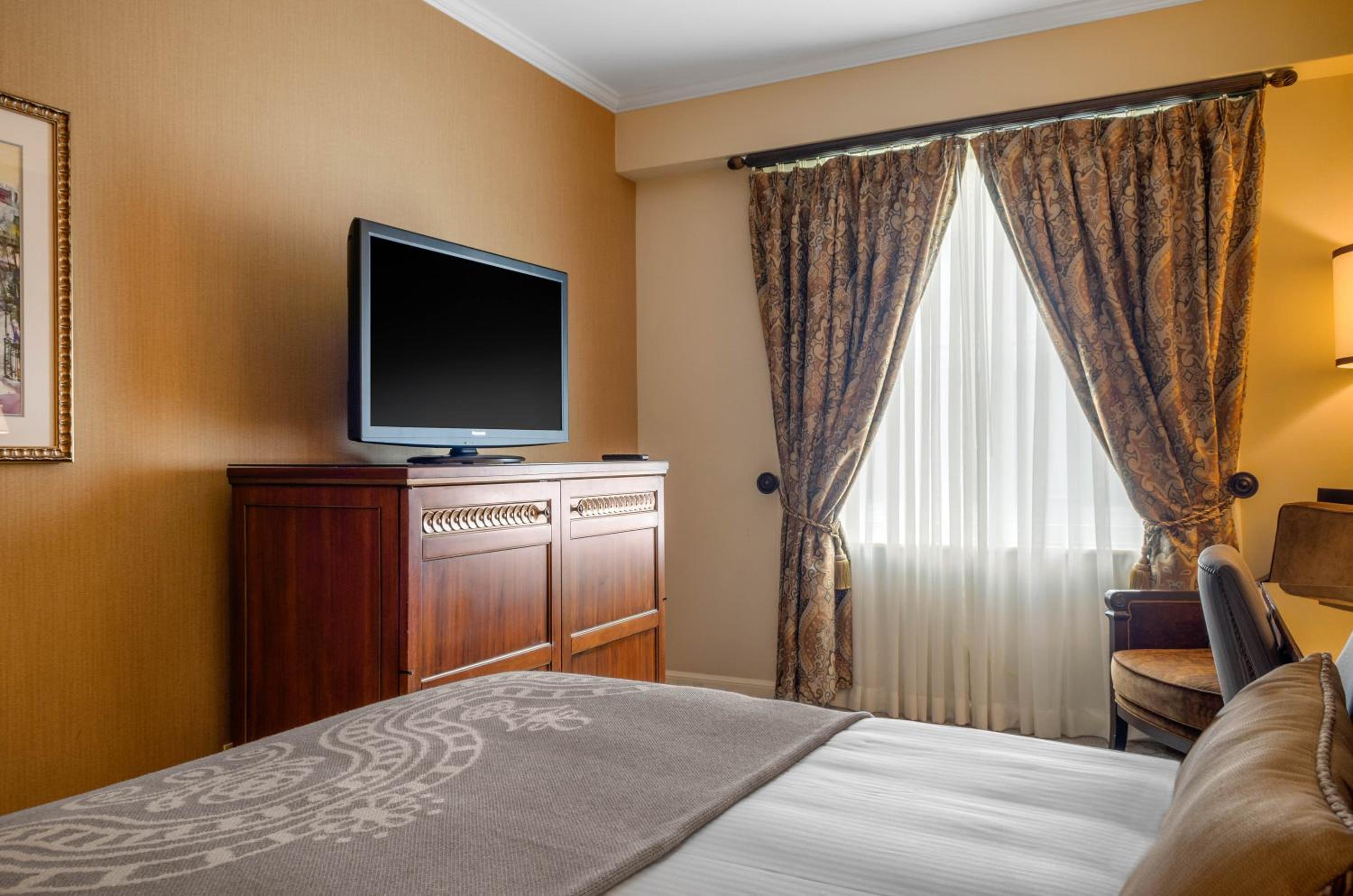 Deluxe Queen Room - Photo 5