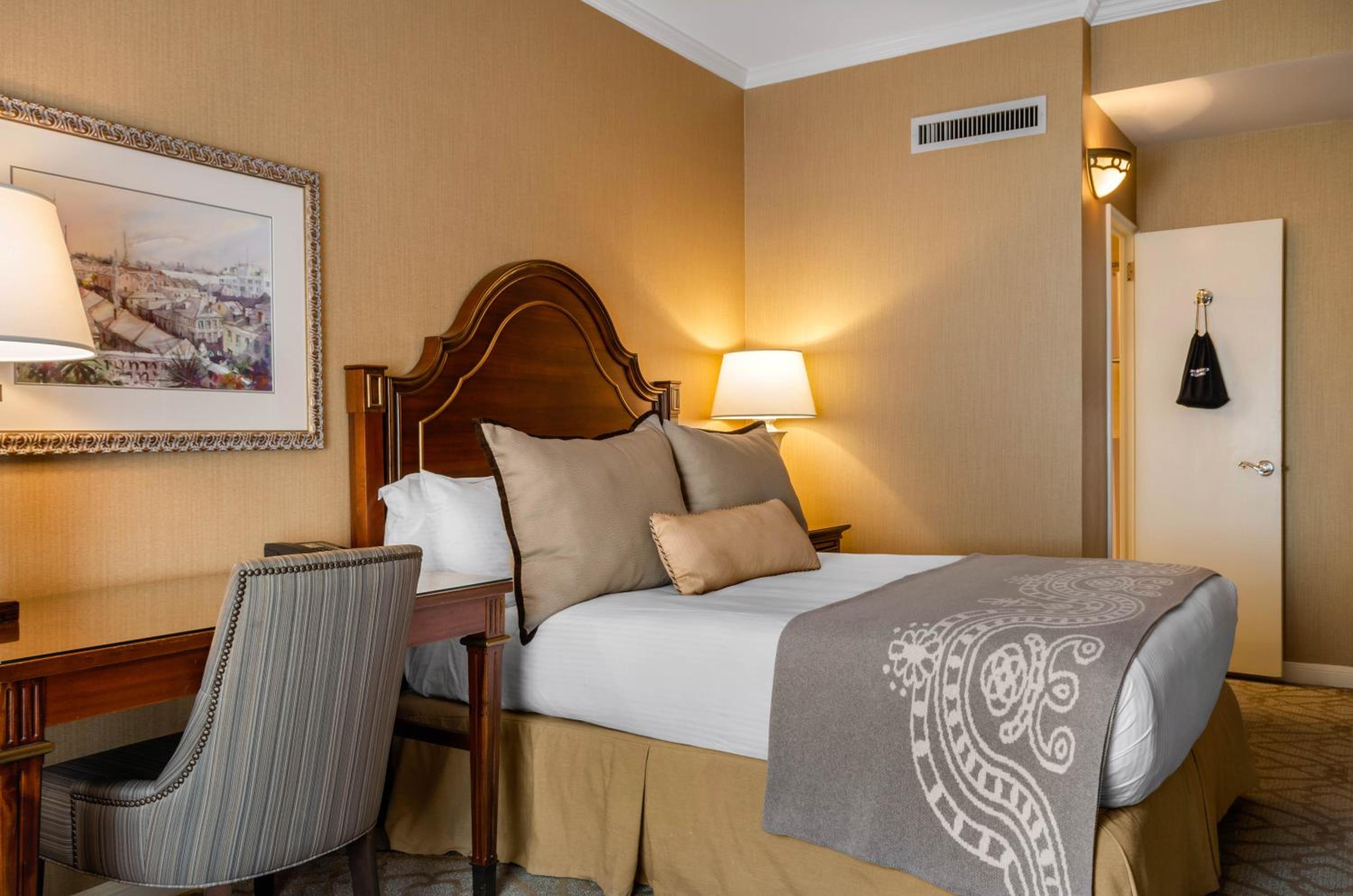 Deluxe Queen Room - Photo 1