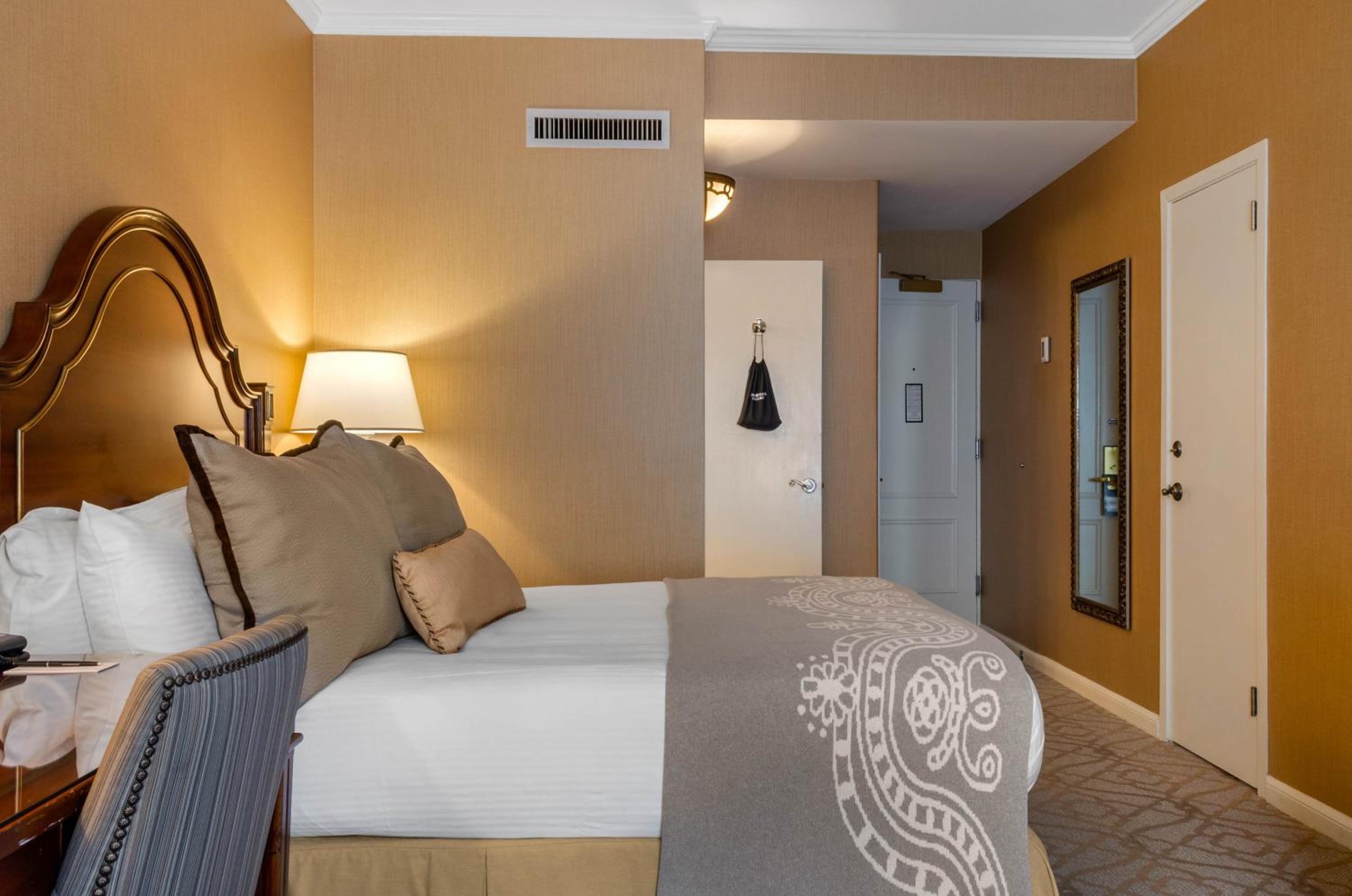 Deluxe Queen Room - Photo 4