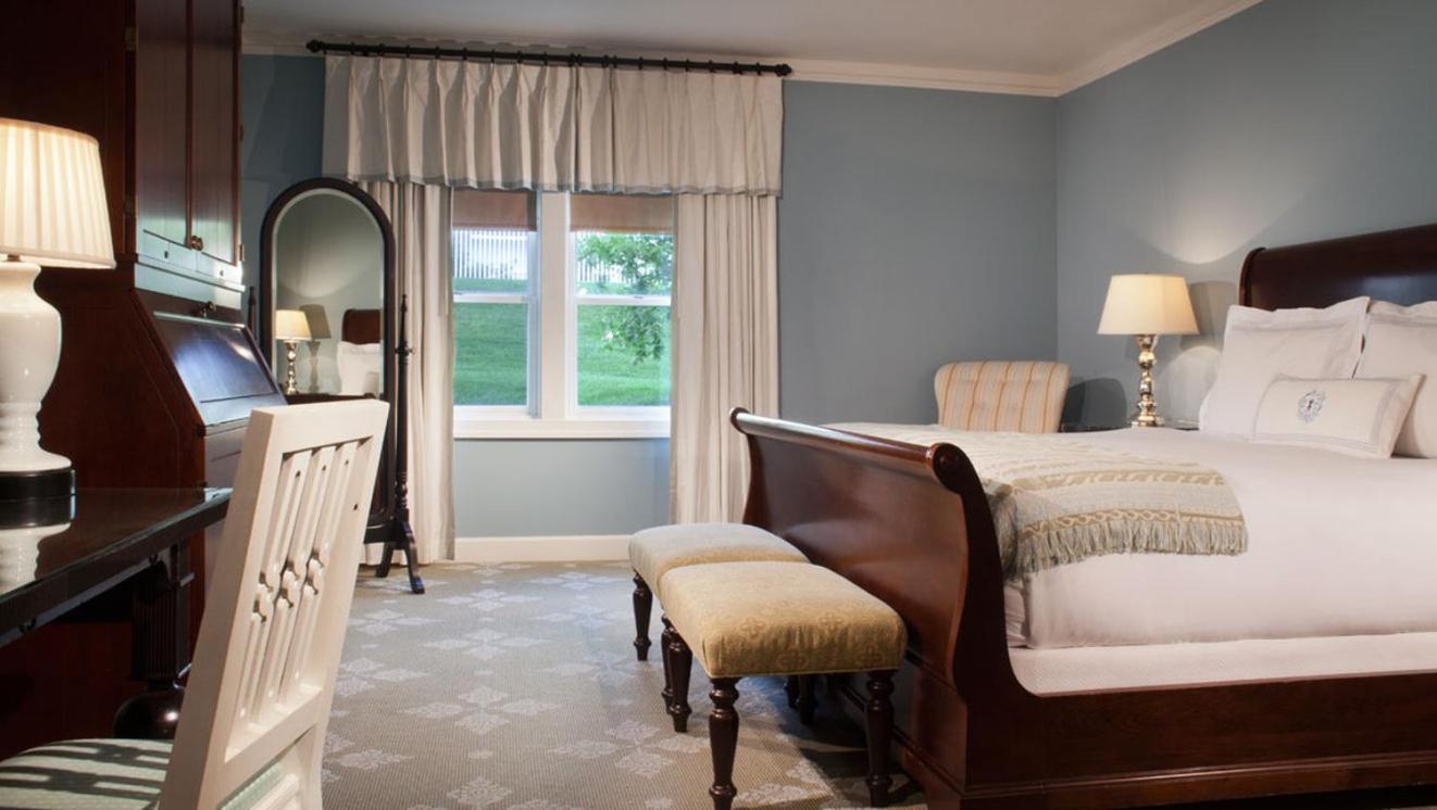 Deluxe Room - One King Bed - Photo 1