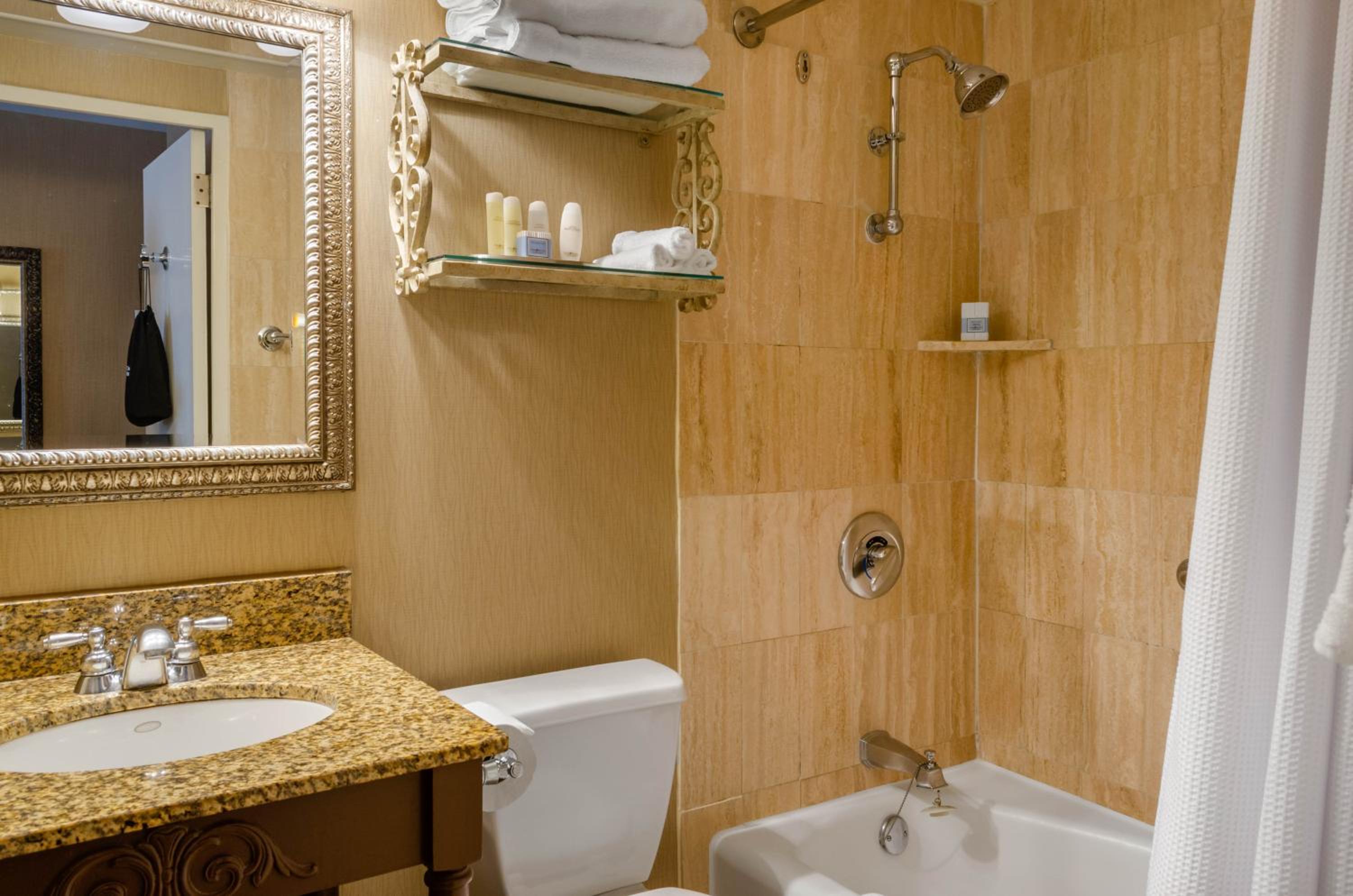 Deluxe Queen Room - Photo 2