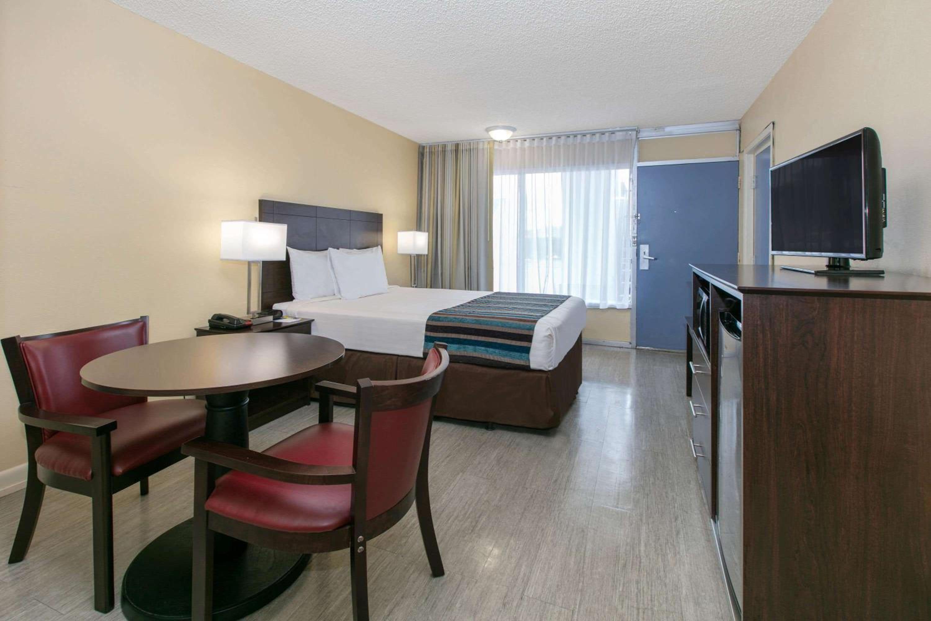 King Room with Bathtub and Grab Bars - Mobility Access/Non-Smoking photo 2