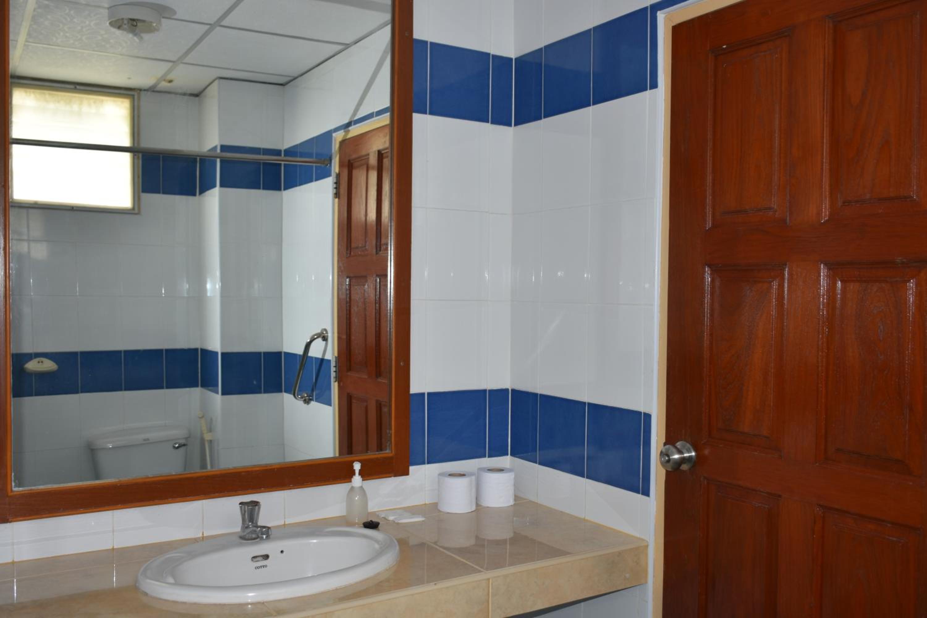 Economy Triple Room photo 2