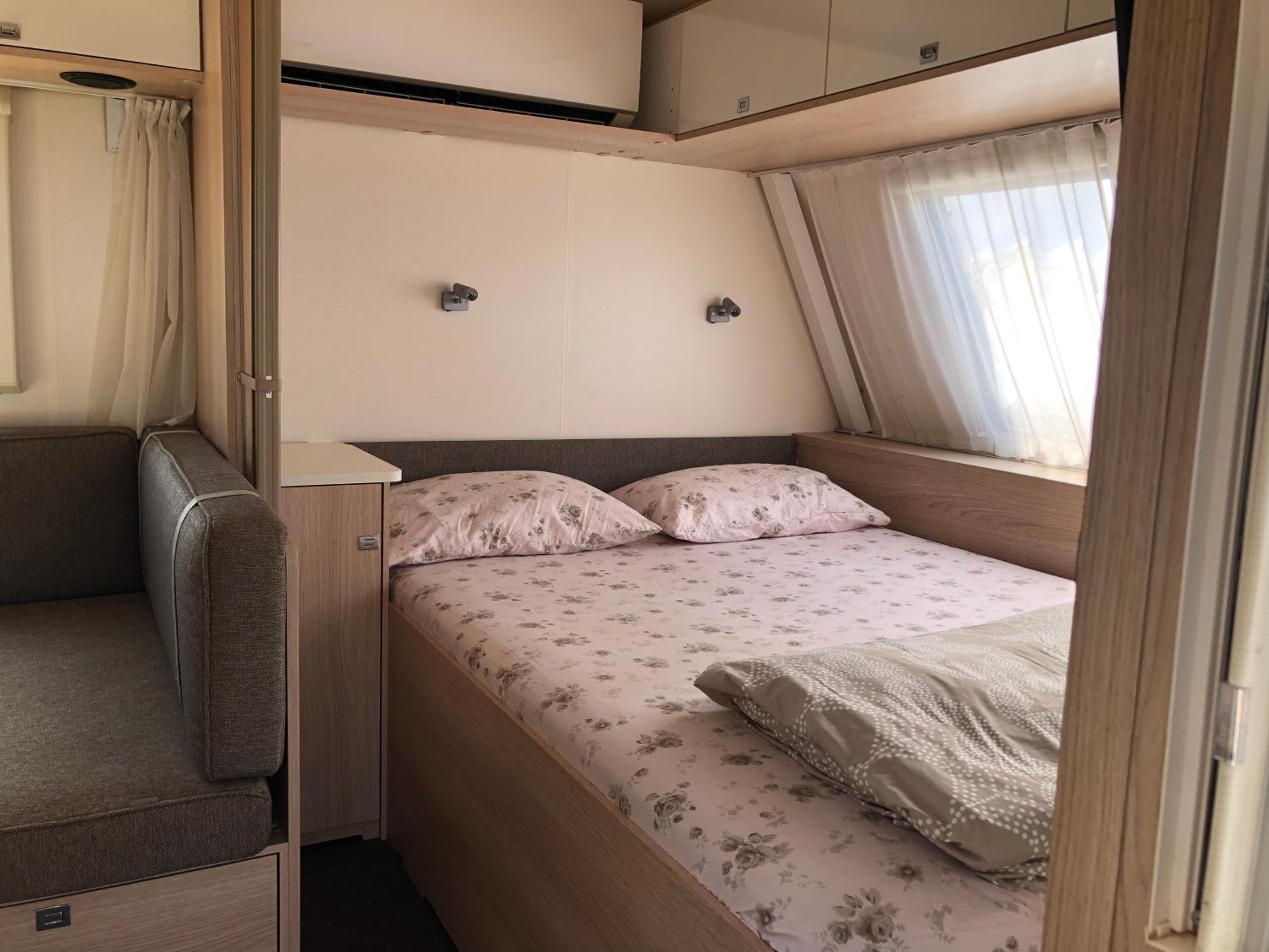 Caravan (6 Adults)  photo 1