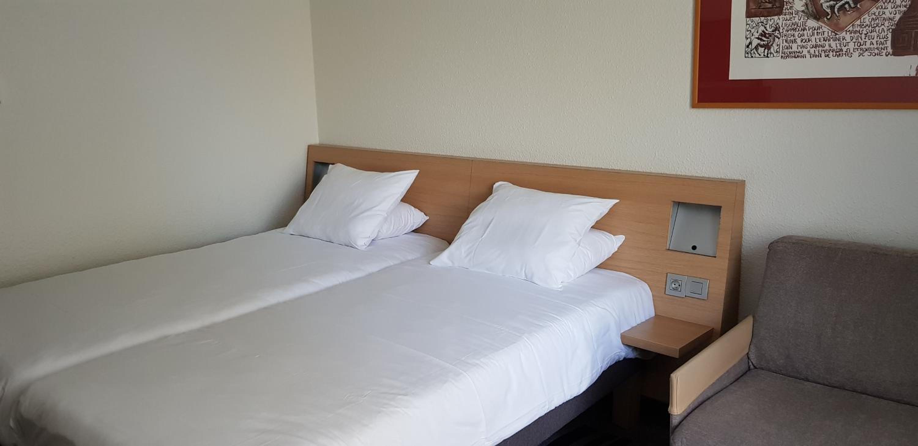 Classic Twin Room with Sofa Bed - Photo 5