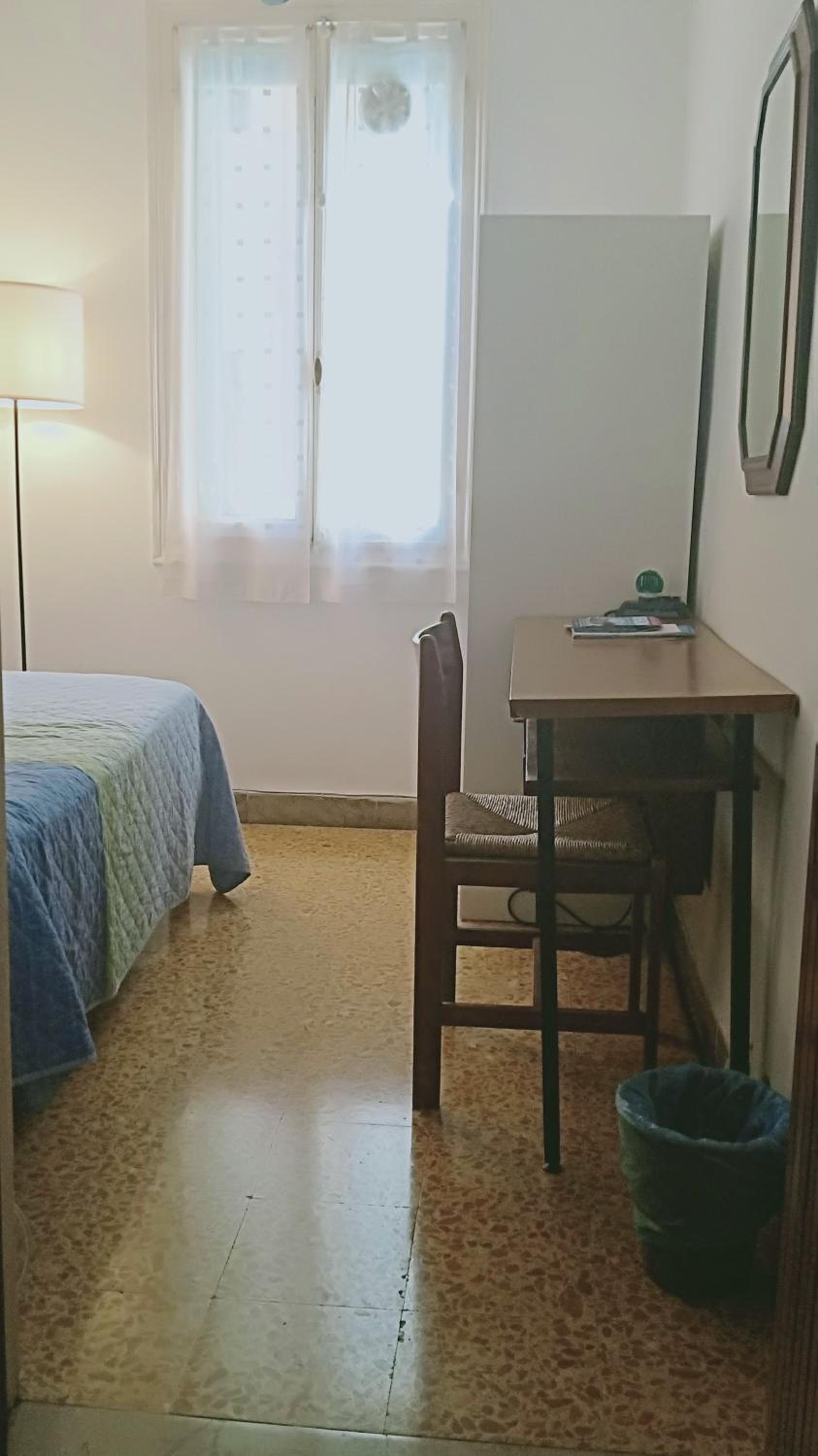 Standard Single Room with Shared Bathroom photo 3
