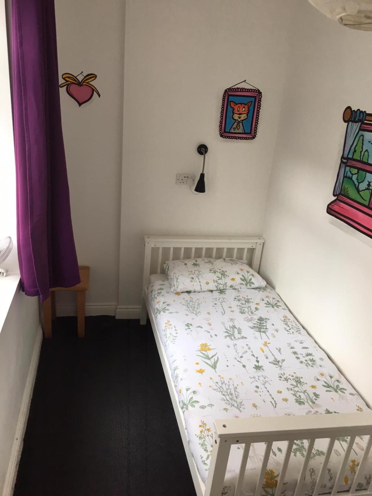 Small Single Room - Shared Bathroom photo 3
